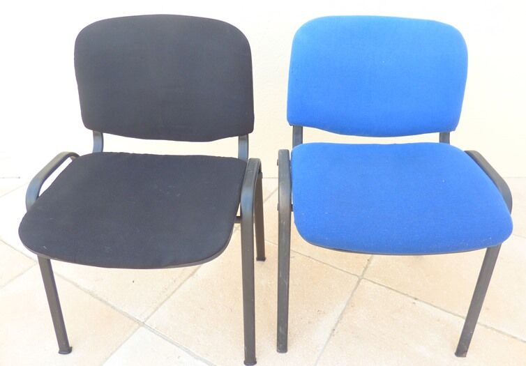 2 chaises empilables de tissus noir et bleu