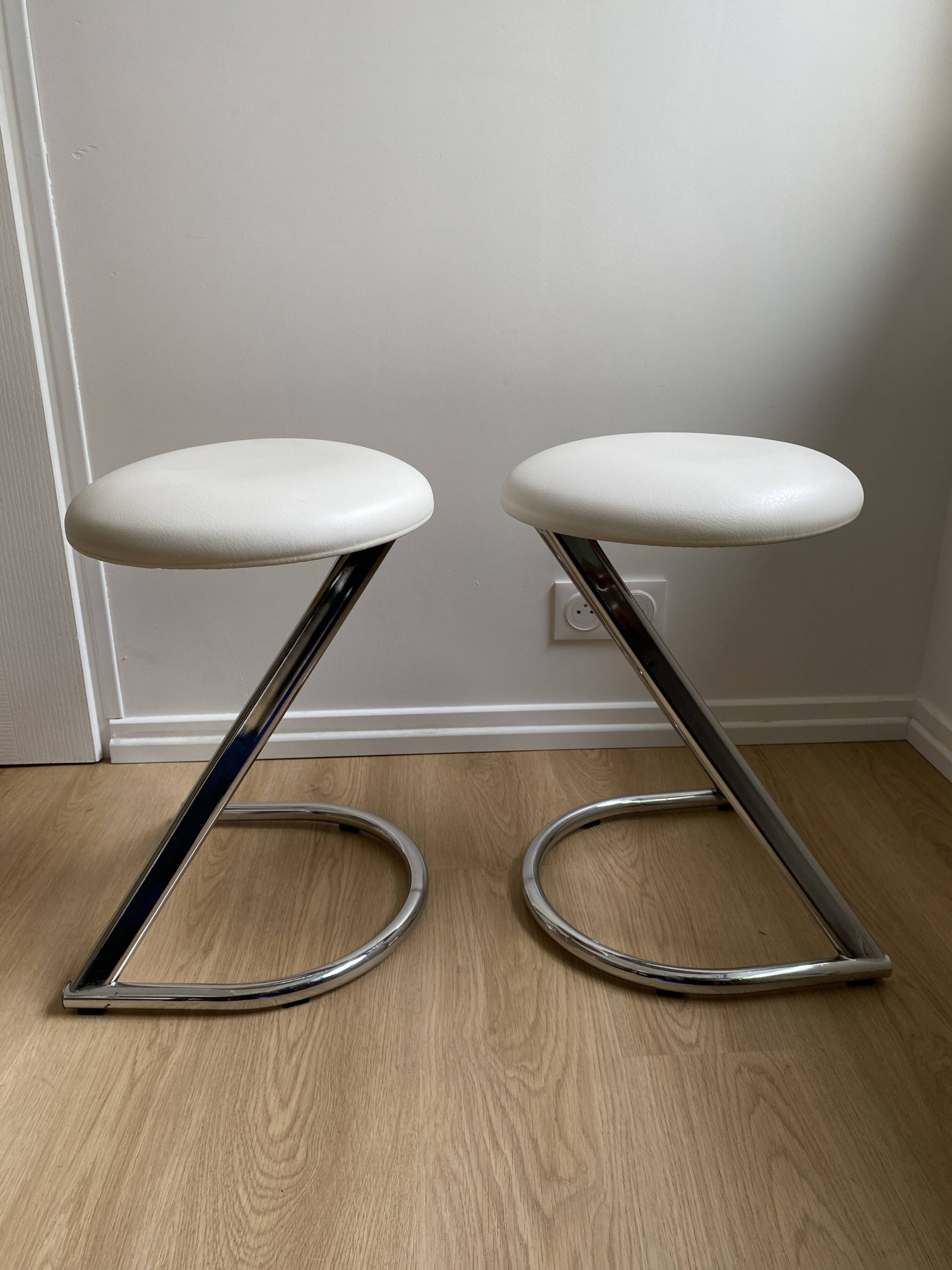 Pair of vintage Z low stools with chrome metal base and white skai seat. H: 49 cm 80s