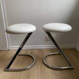 Pair of vintage Z low stools with chrome metal base and white skai seat. H: 49 cm 80s