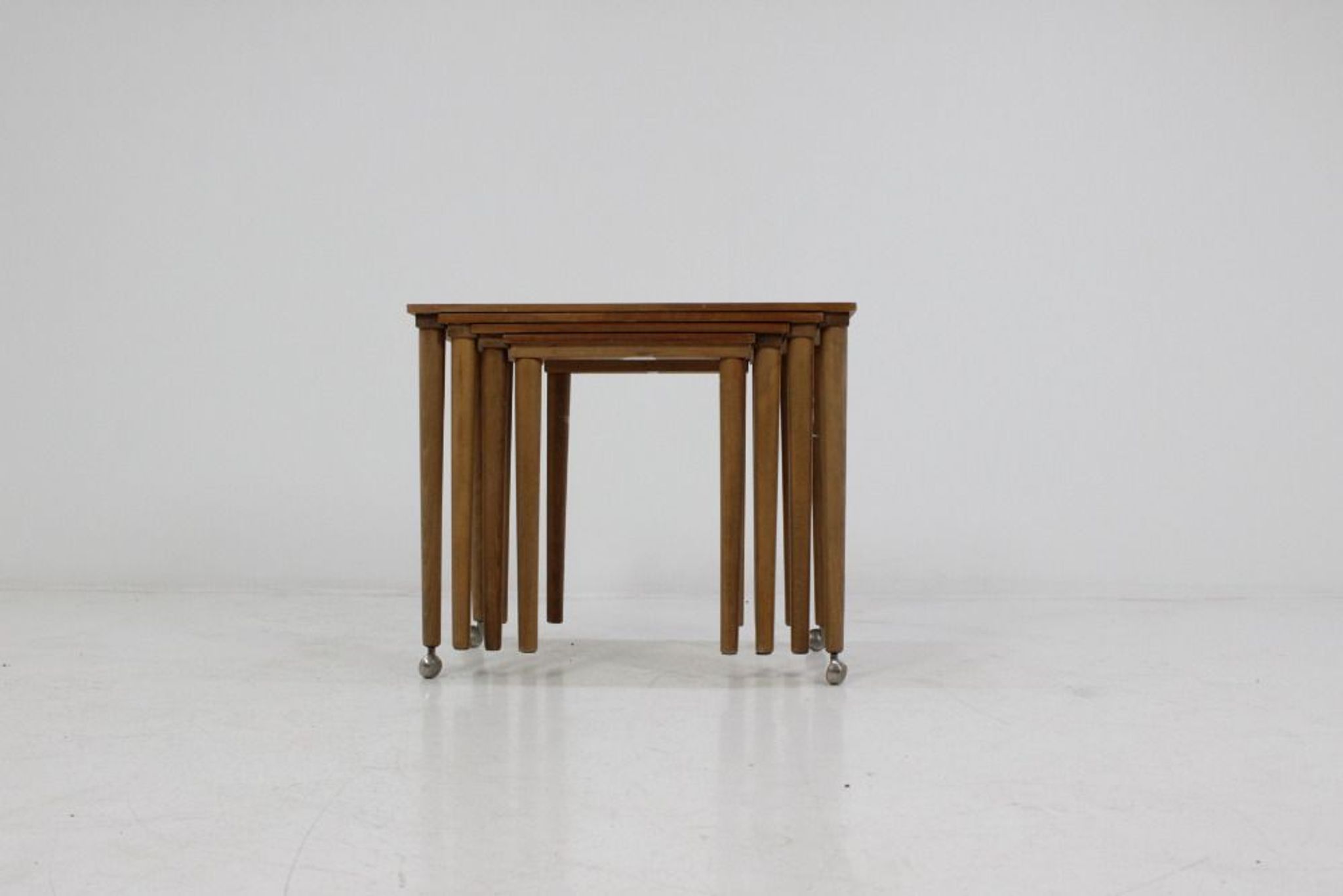 Tables gigognes mid-century en teck scandinavie