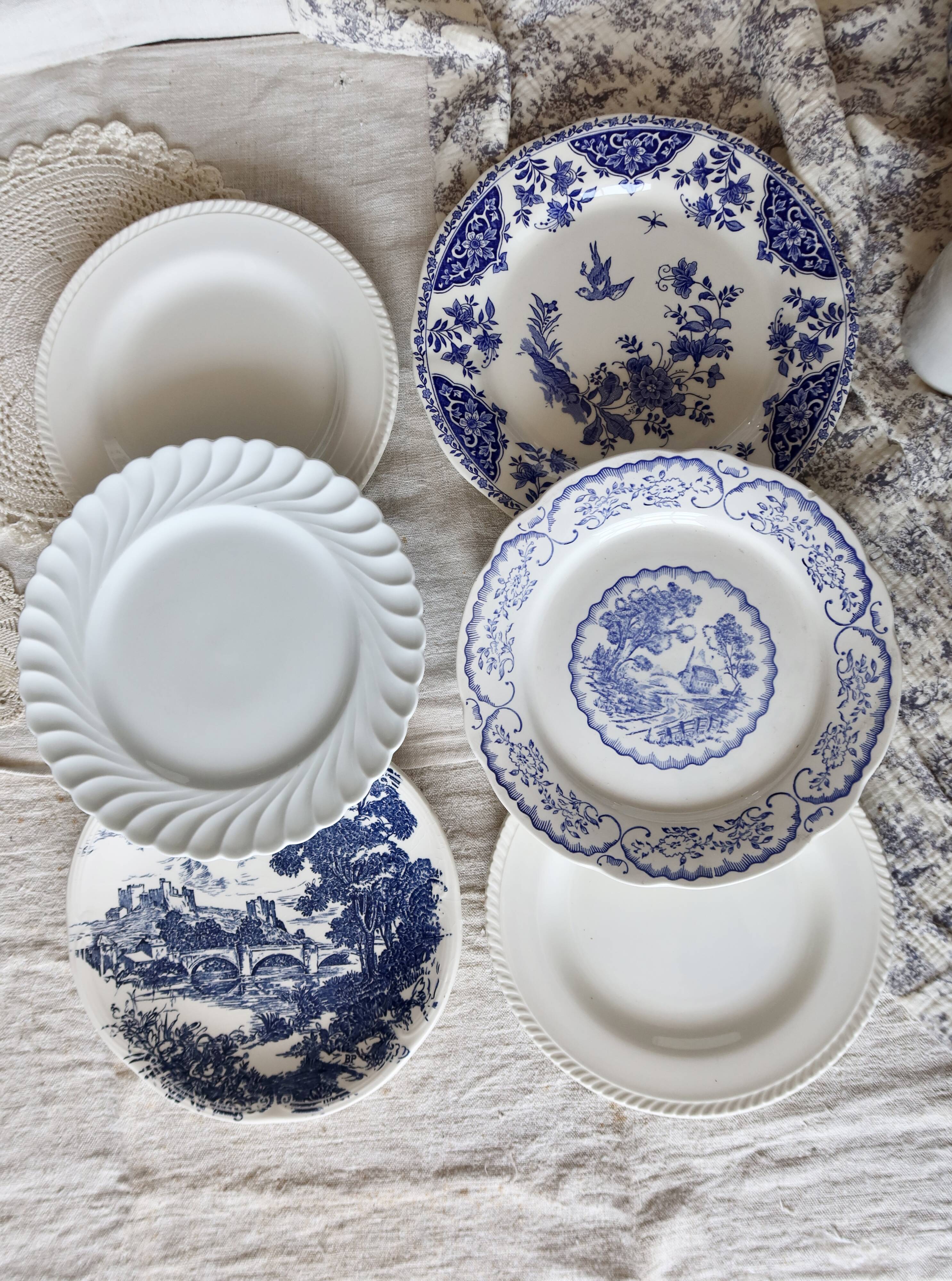 6 vintage mismatched blue and white porcelain dinner plates - Lot r