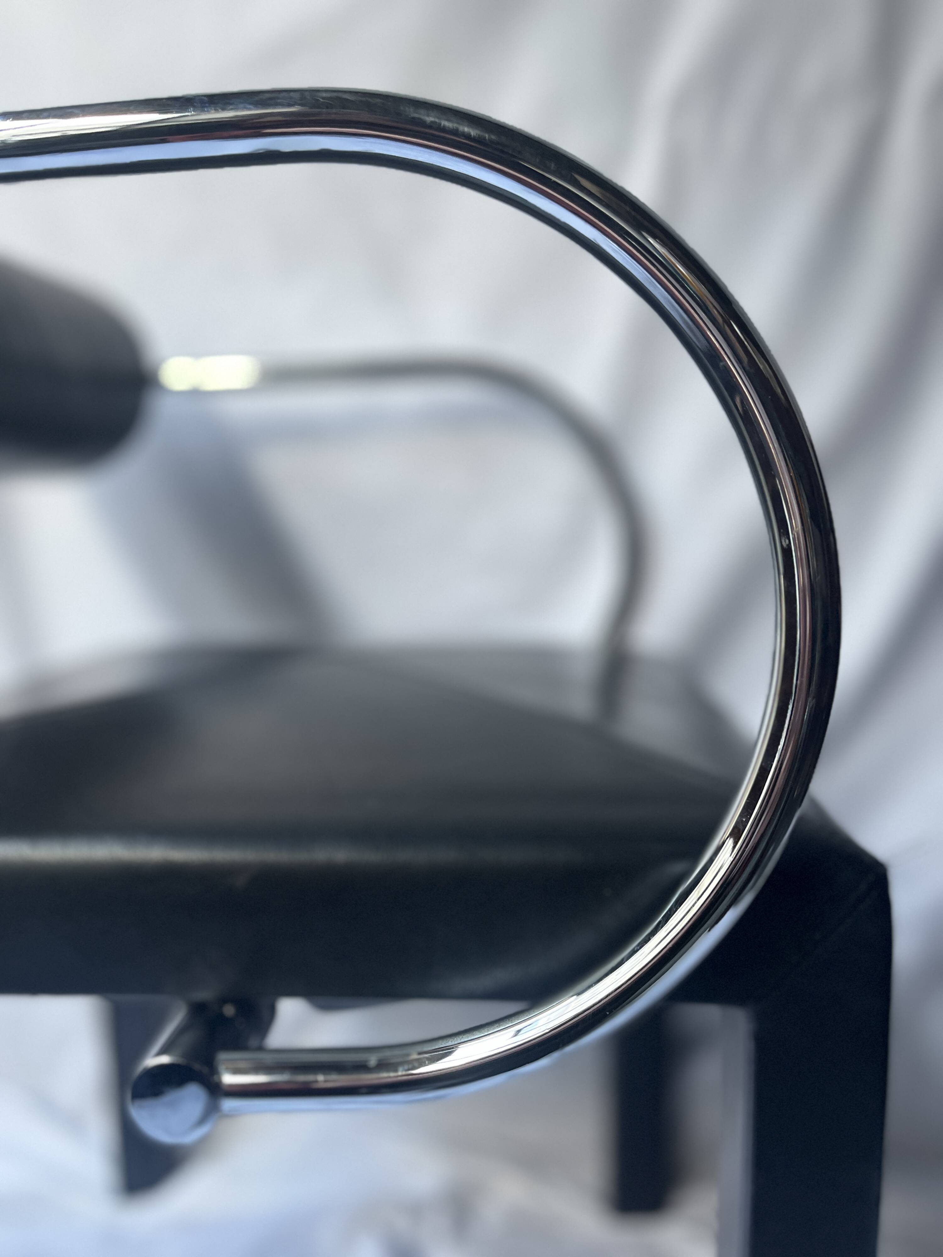 Paire de fauteuil métal et cuir noir "Arconda" par Paolo Piva pour B&B Italia, Italie design 1980