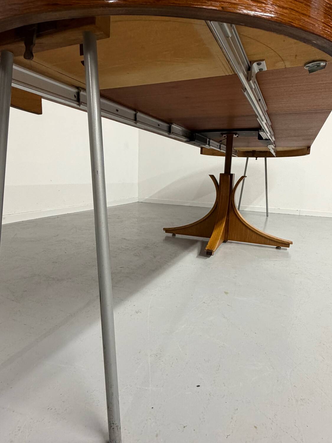 Extendable table with central leg, Italian design by Luigi Bartolini, vintage.