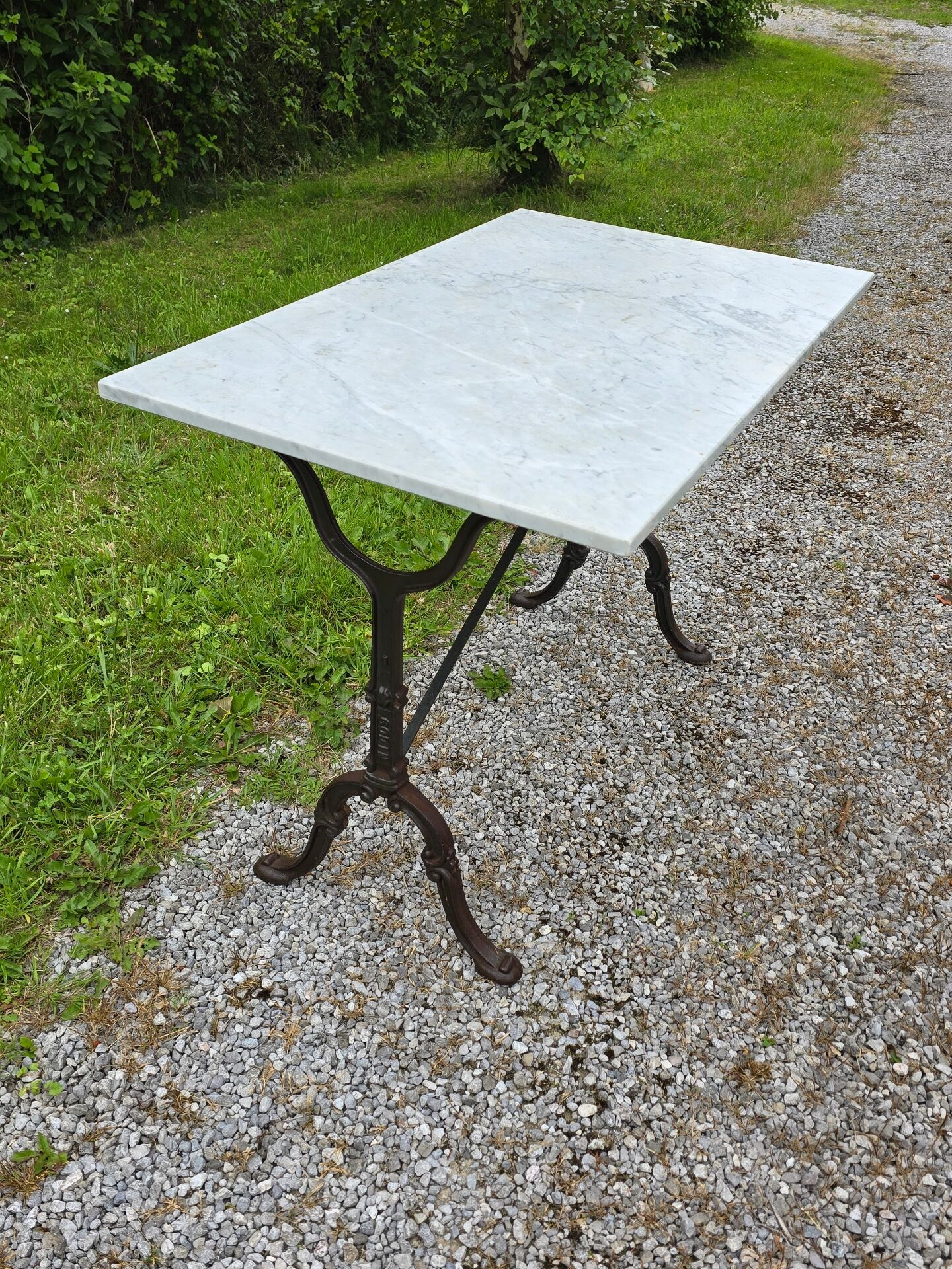 Godin bistro table in cast iron and white marble