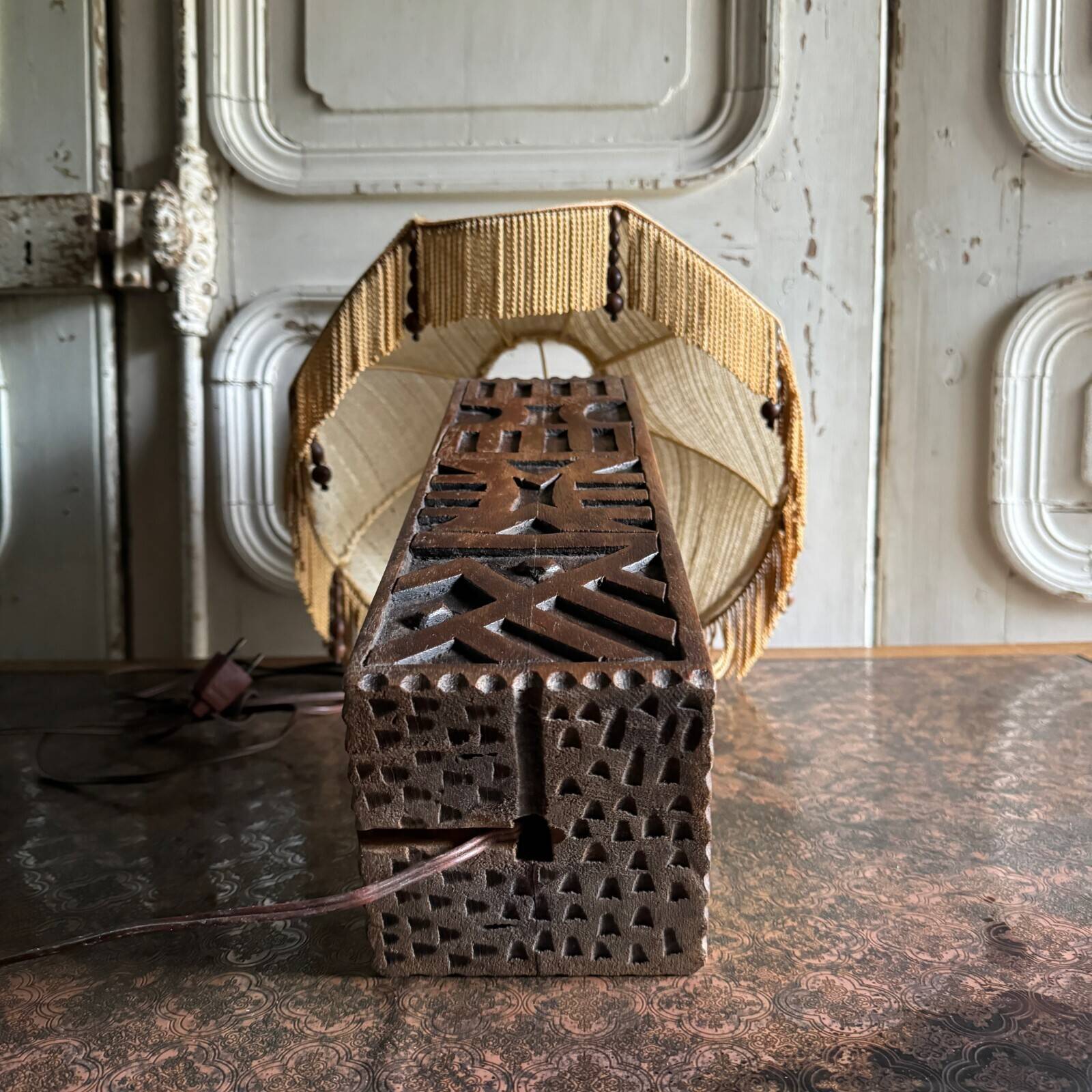 Brutalist Africanist lamp in carved wood 1950 fabric lampshade