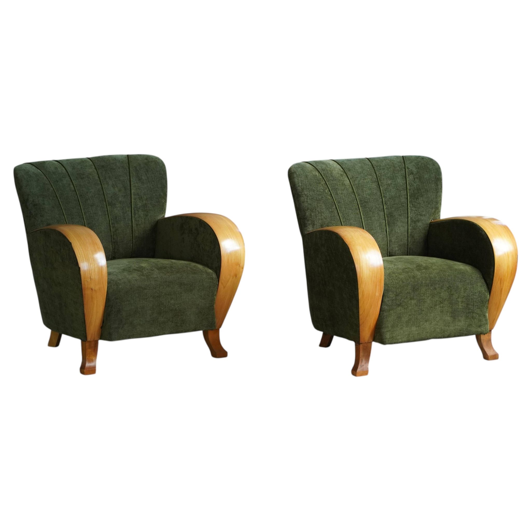 Pair of Danish Art Deco lounge chairs, in elm and green velvet, 1940s.