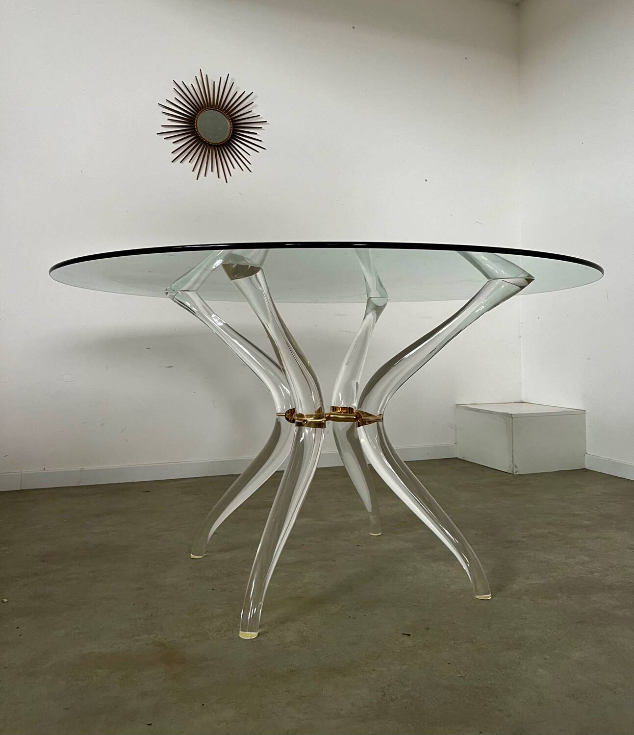 Venice model round dining table from Madelia by Paris Altuglas foot