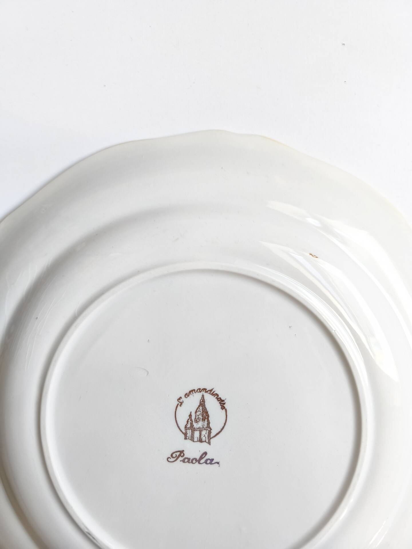 Round vintage plate L'Amandinoise model Paola cream and white flowers