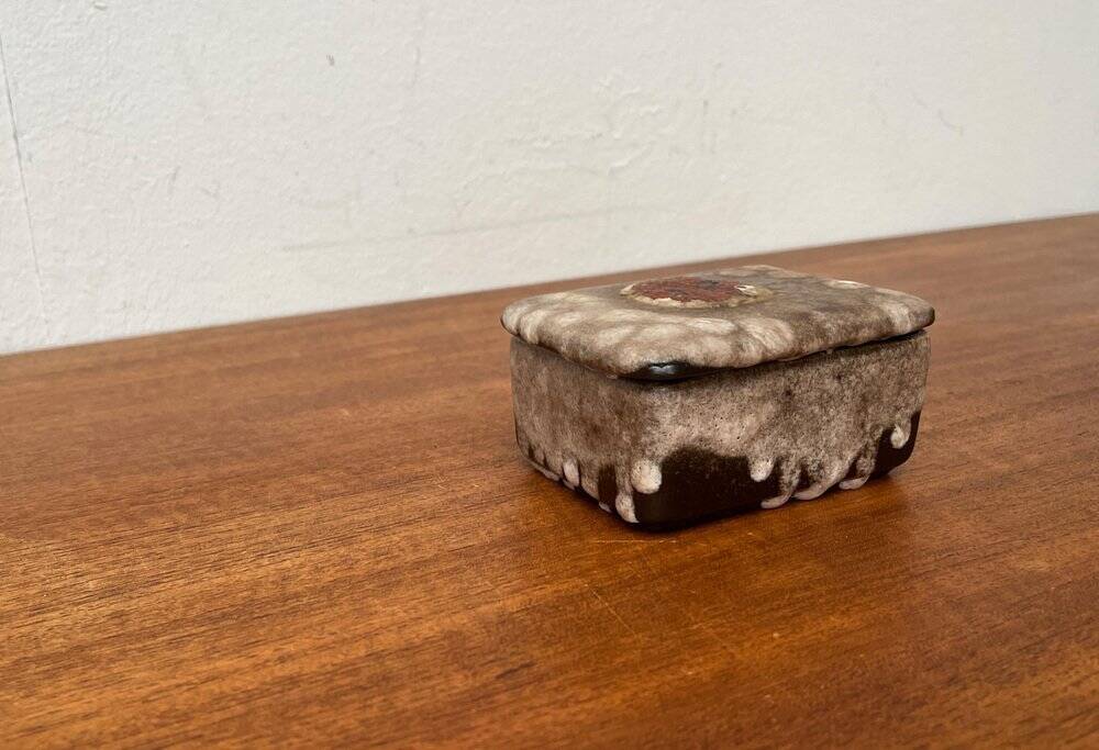 West German pottery box, fat lava WGP from the mid-century with lid, 1960s.