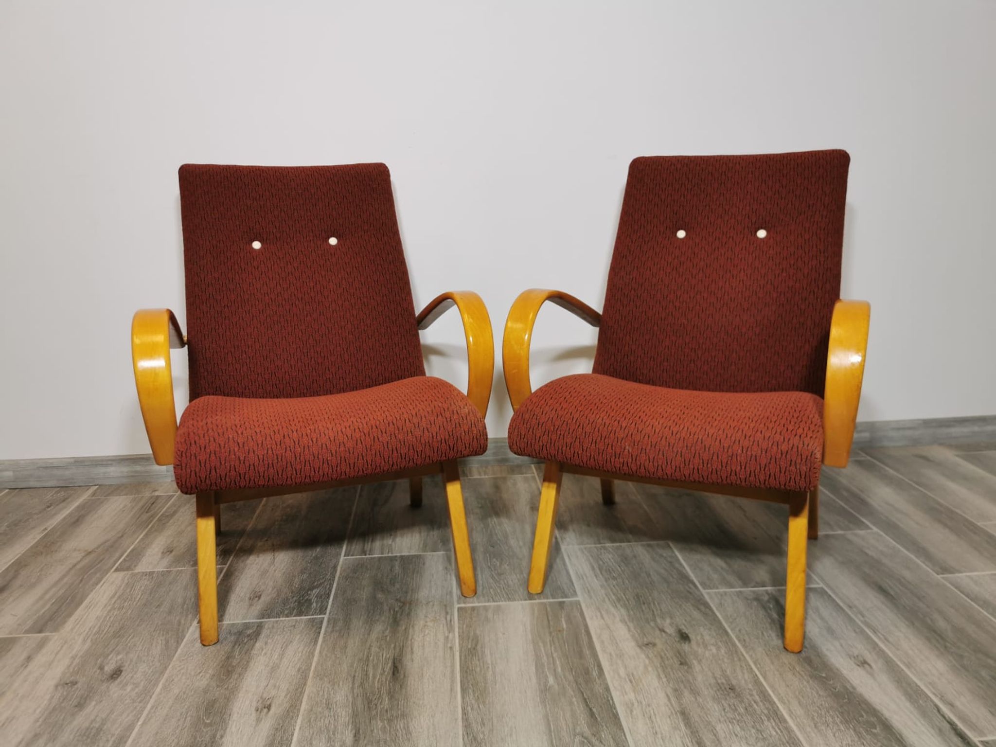 Paire de fauteuils by Jaroslav Smidek