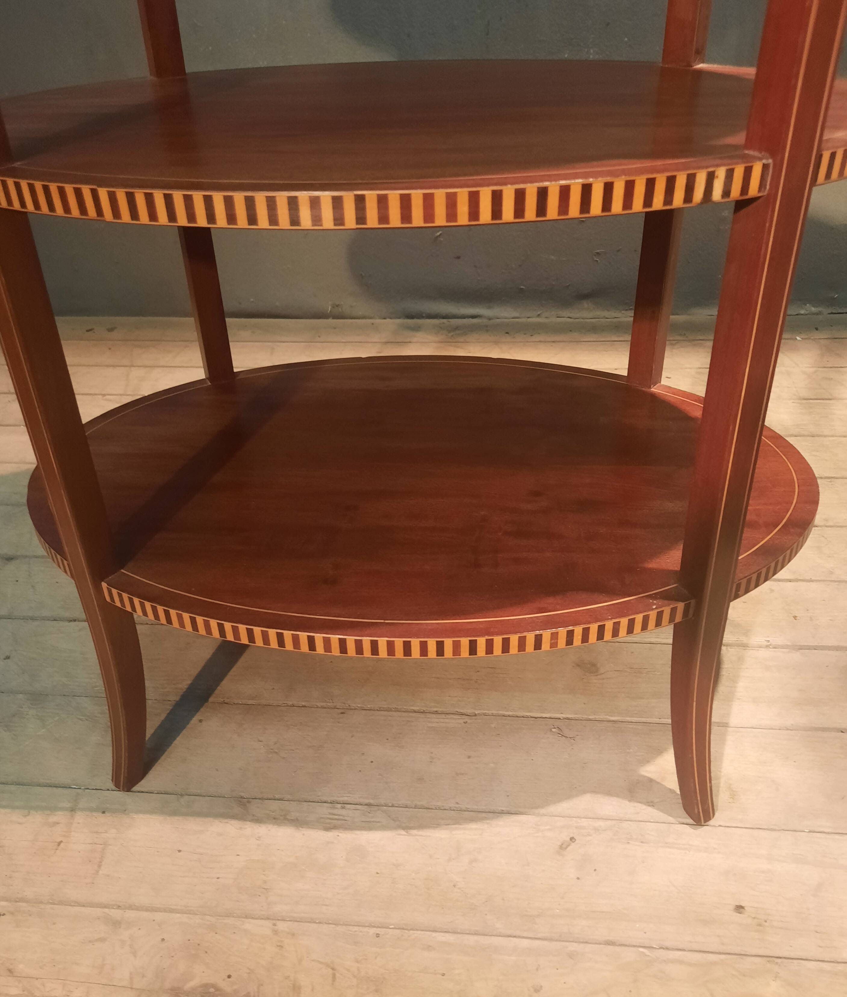 Oval gueridon with 3 trays