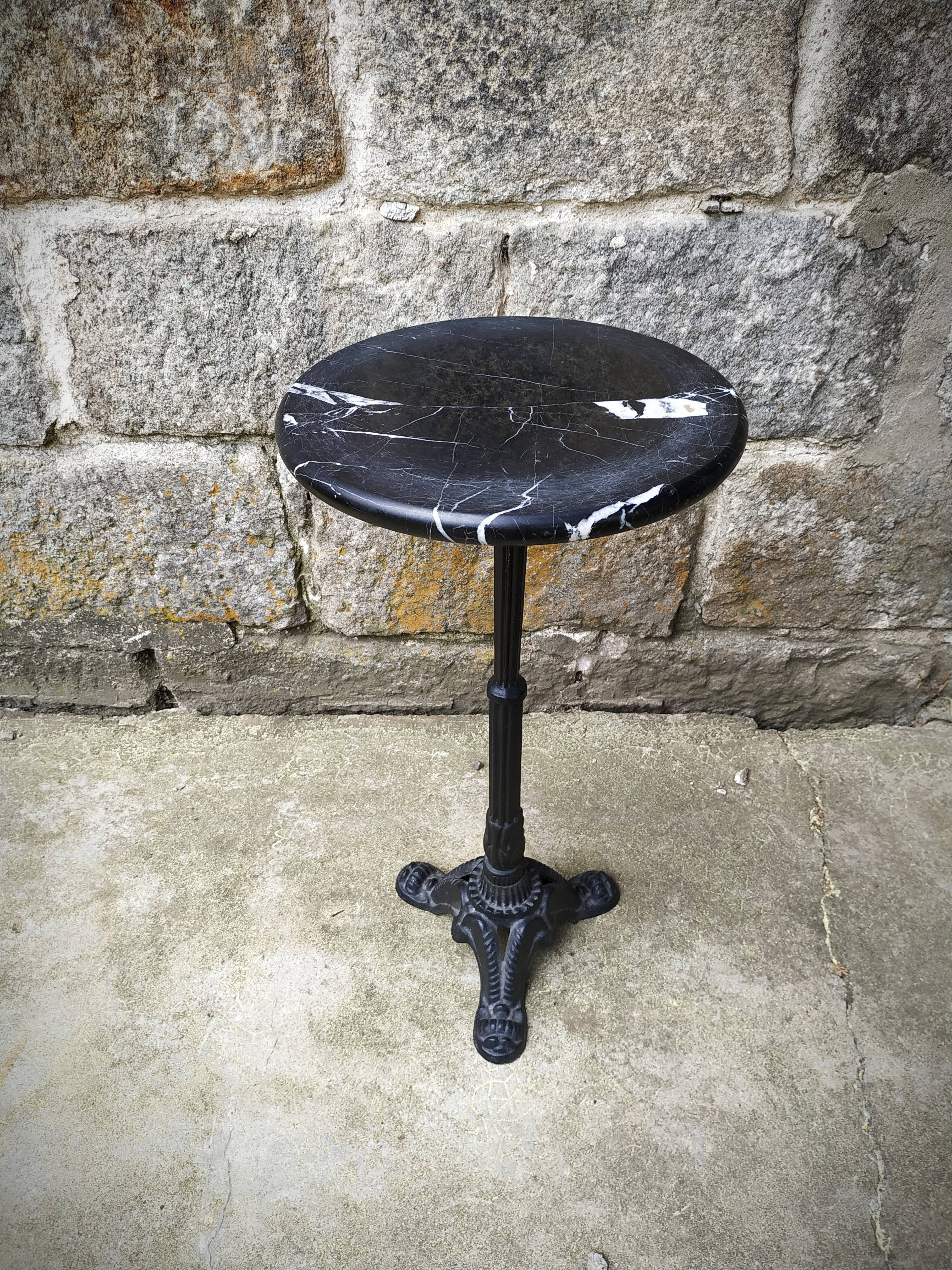 Small pedestal table in marble and cast iron