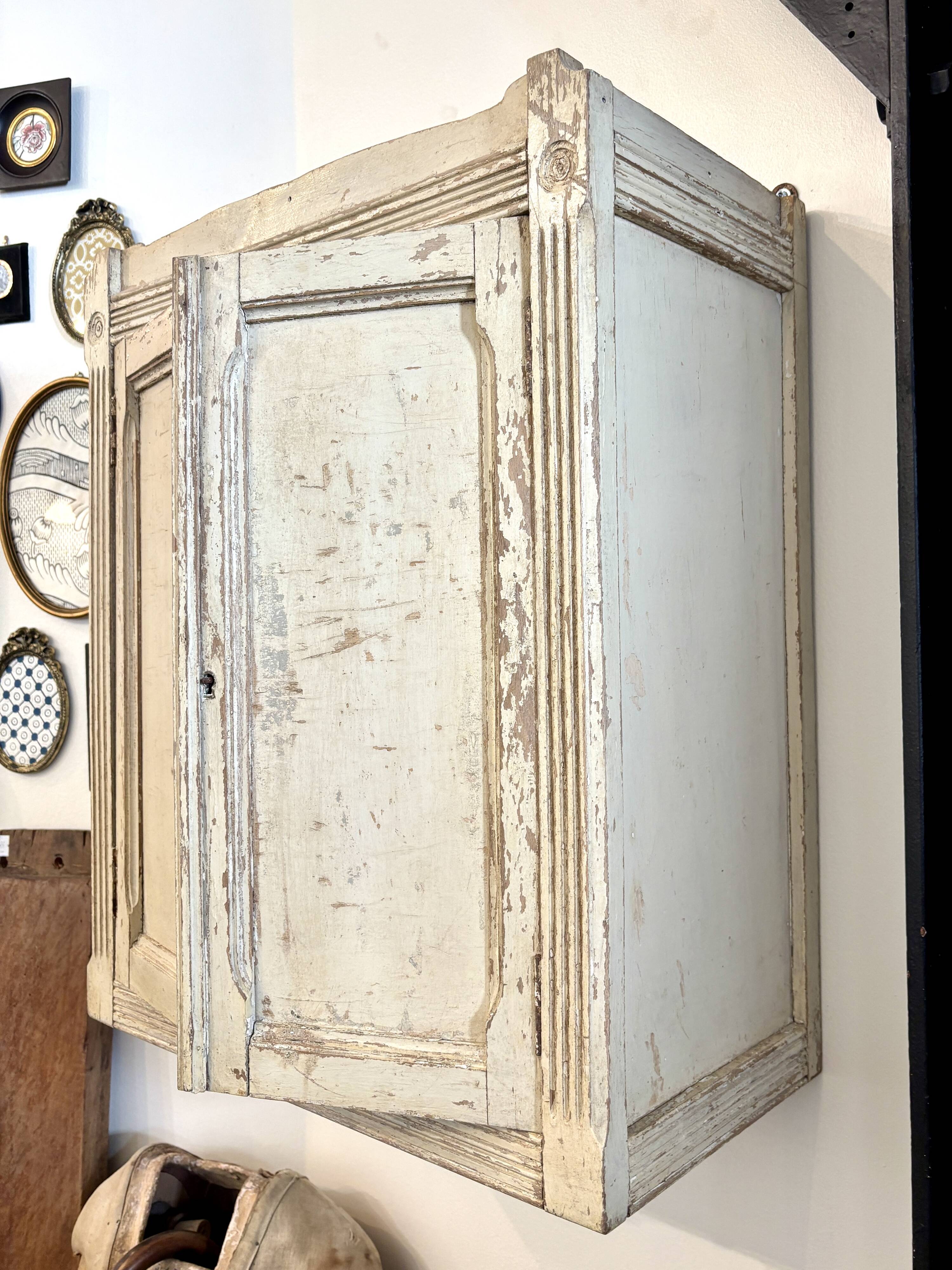 2-door wall cupboard in beige wood ☐ 59 x 50 cm
