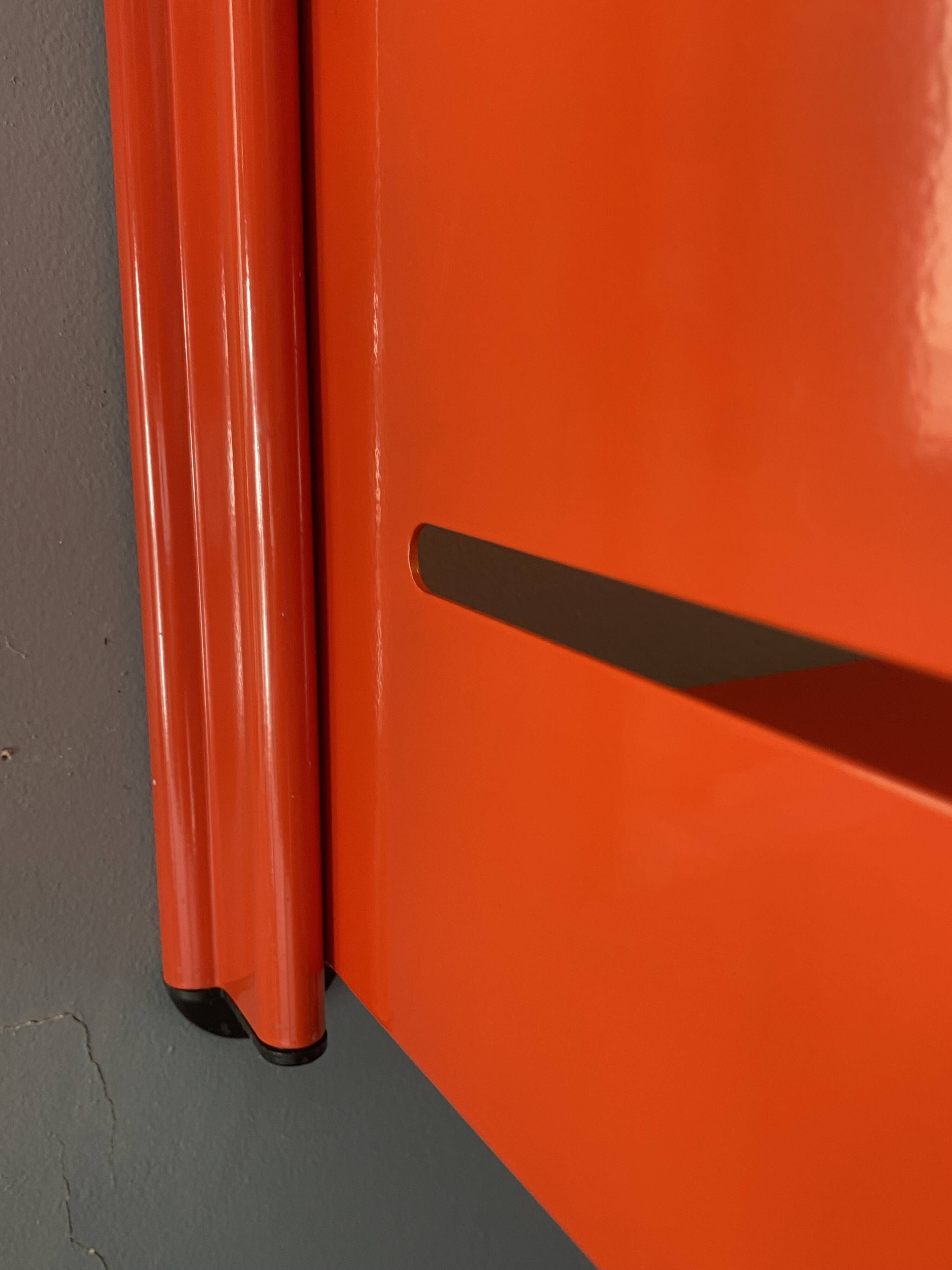 Modular red metal wall shelf in Congresso Lips Vago style.