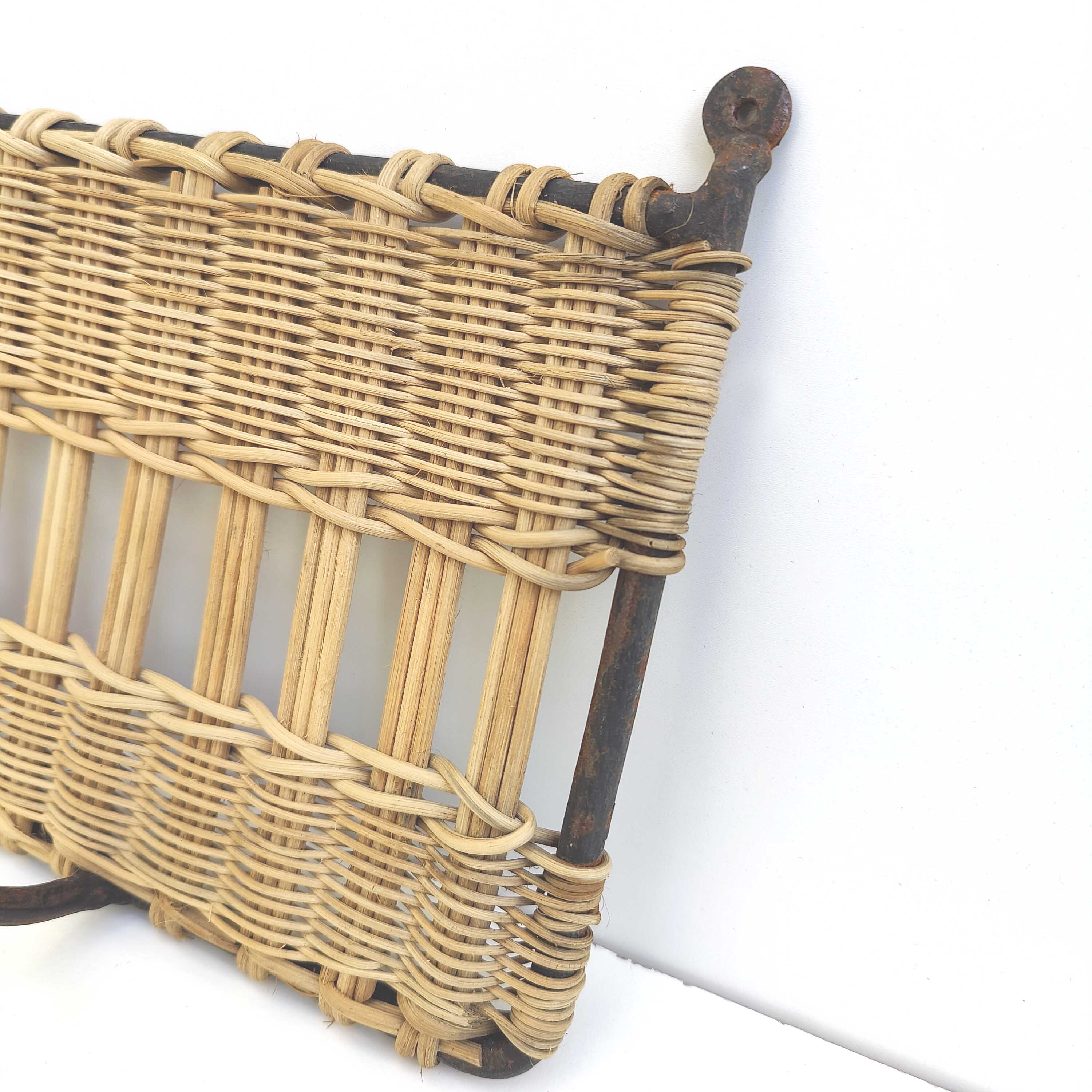 Wall coat rack 3 hooks in iron and woven wicker