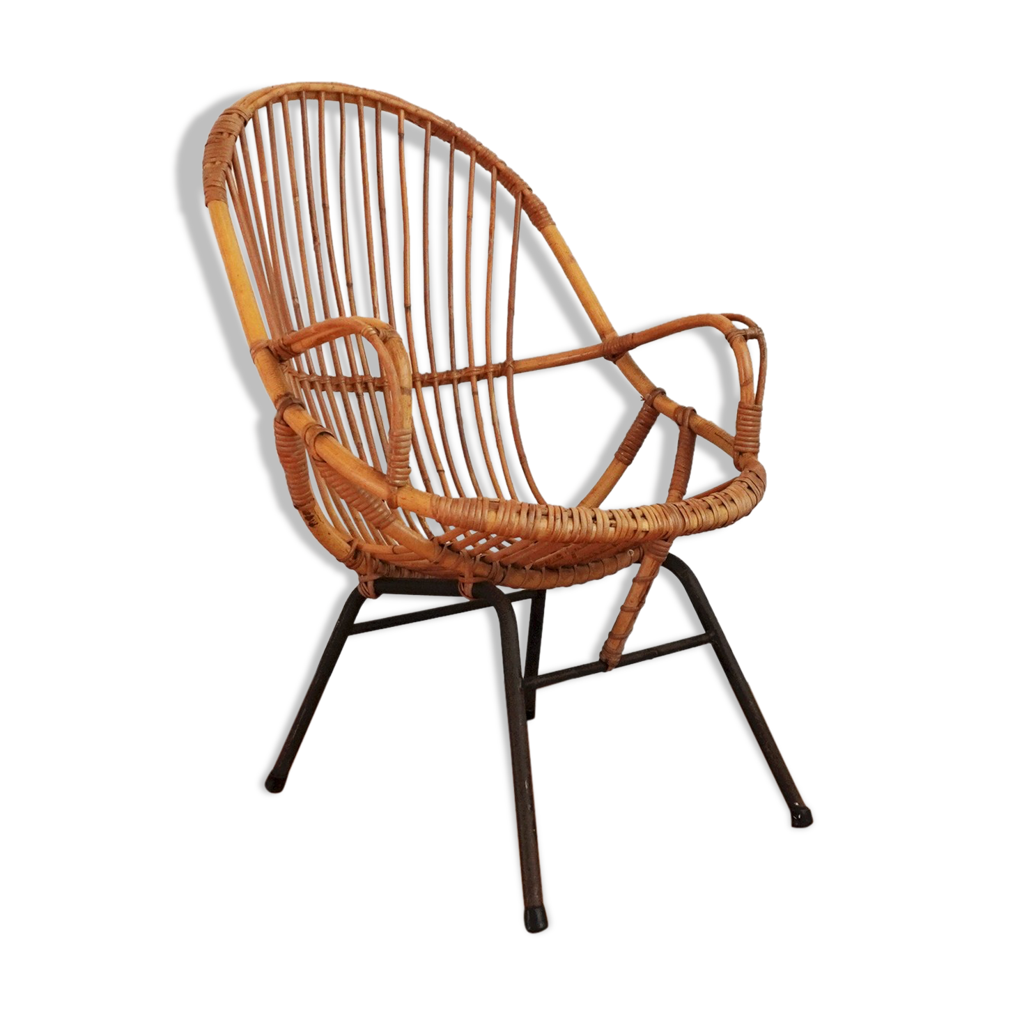 Rattan chair with metal feet