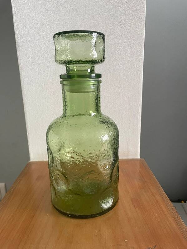 Carafe verte en verre bullé vintage