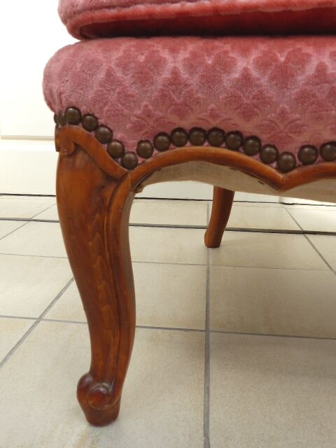 Vintage shepherdess armchair in pink velvet.