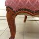 Fauteuil bergère vintage en velours rose.