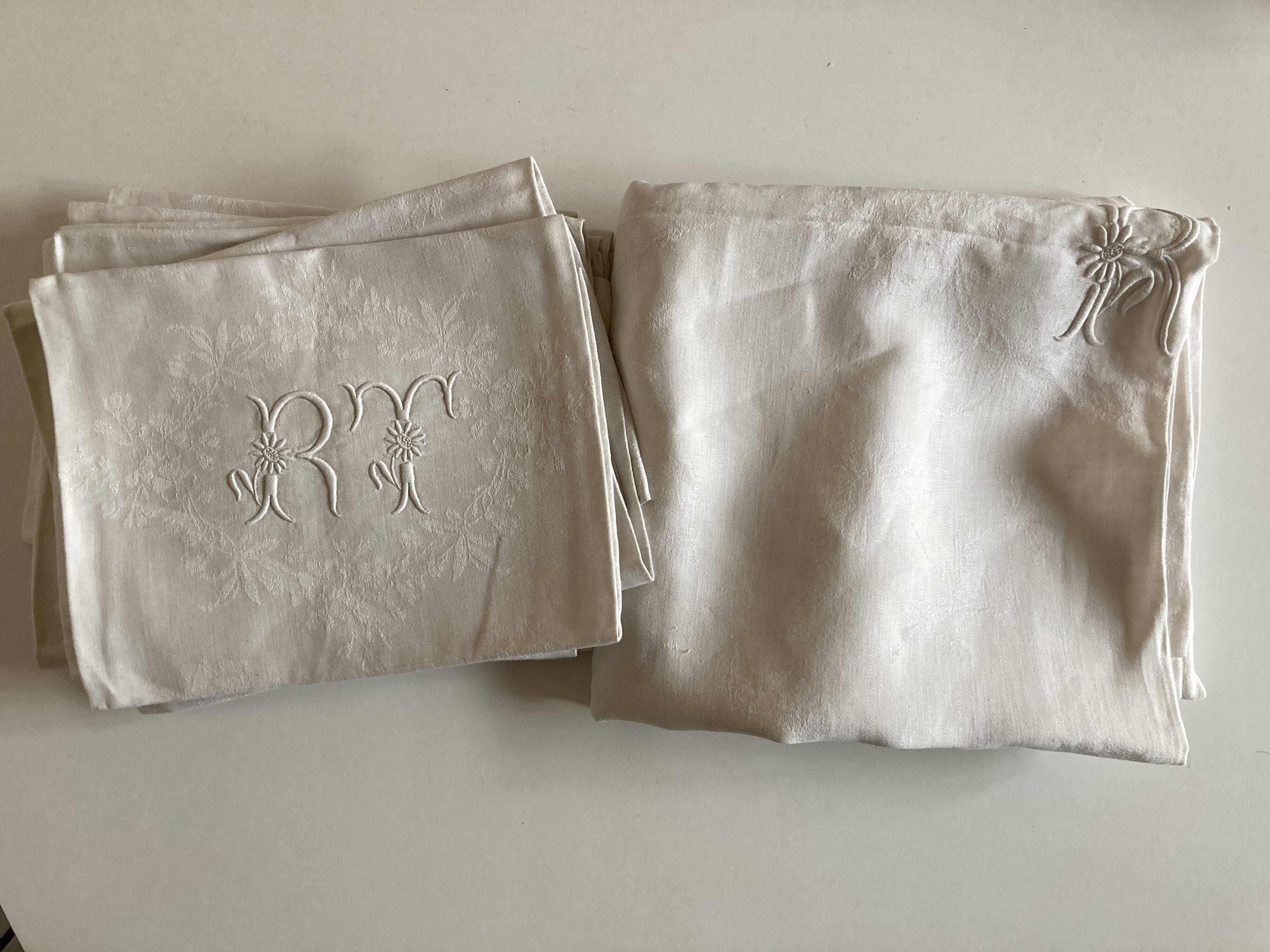 Tablecloth and 8 damask linen napkins embroidered RT circa 1900.