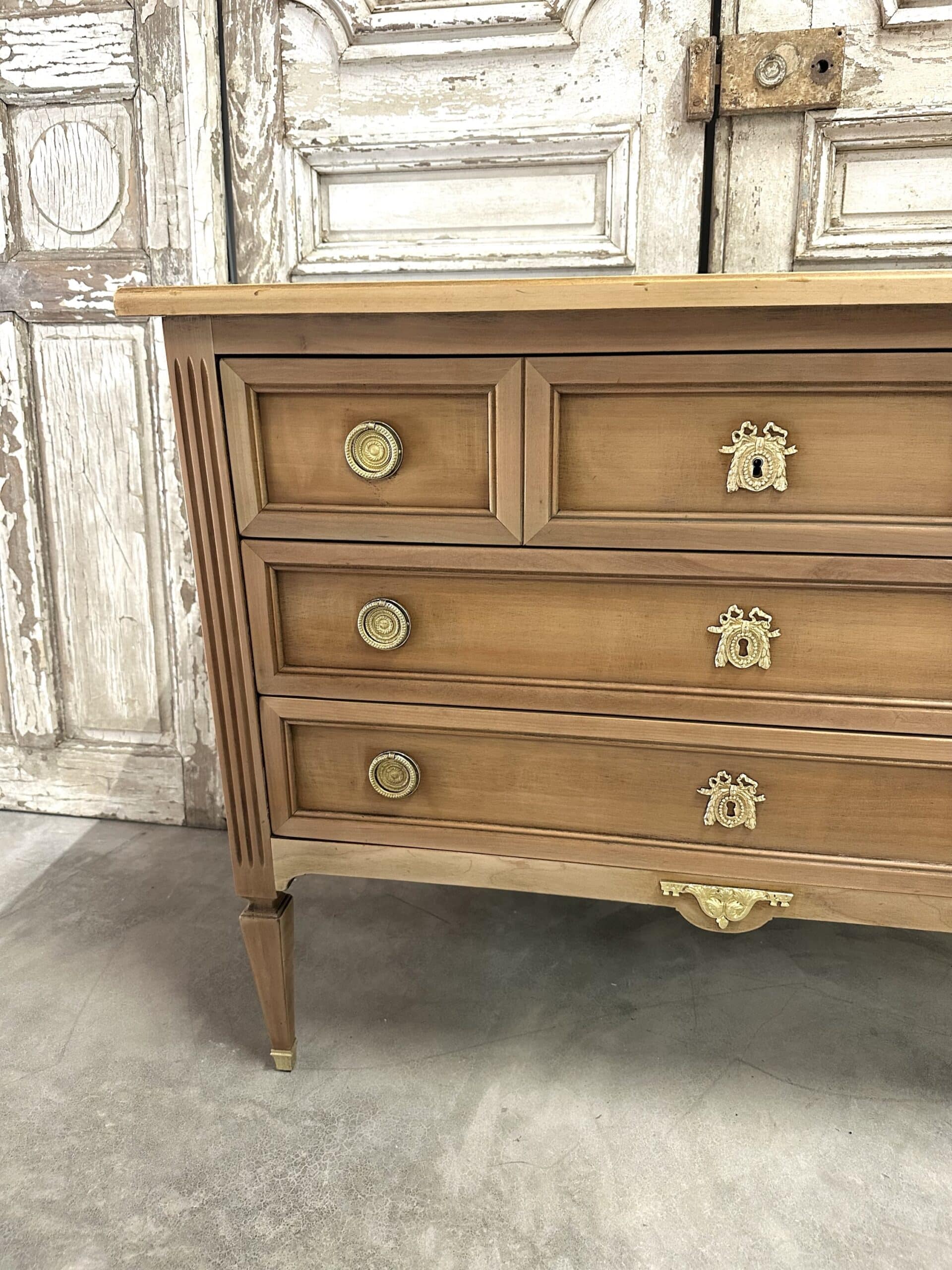 Commode Louis XVI en merisier clair vers 1970
