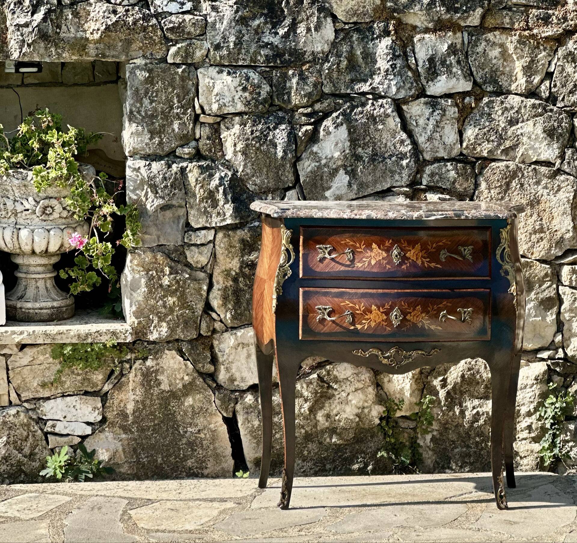 Petite commode sauteuse de style Louis XV .