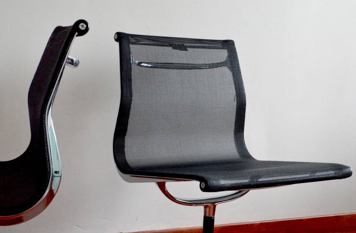 Charles & Ray Eames - Pair of EA106 chairs - VITRA