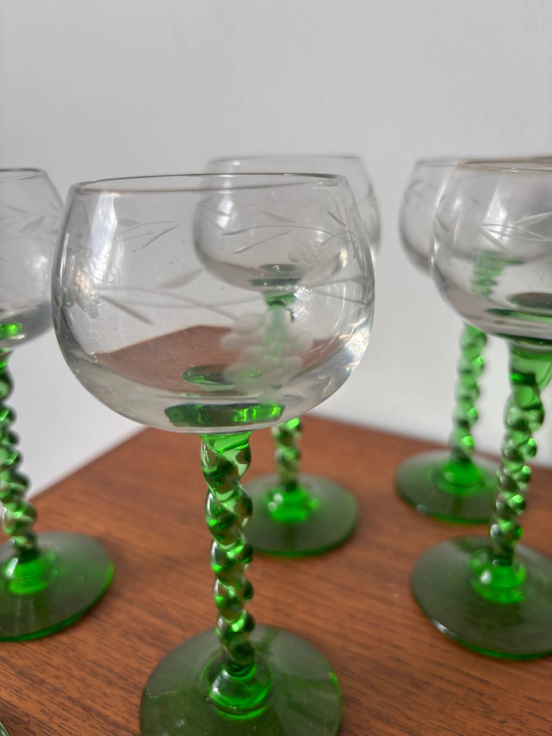 Set of vintage white wine glasses – twisted green stem engraved