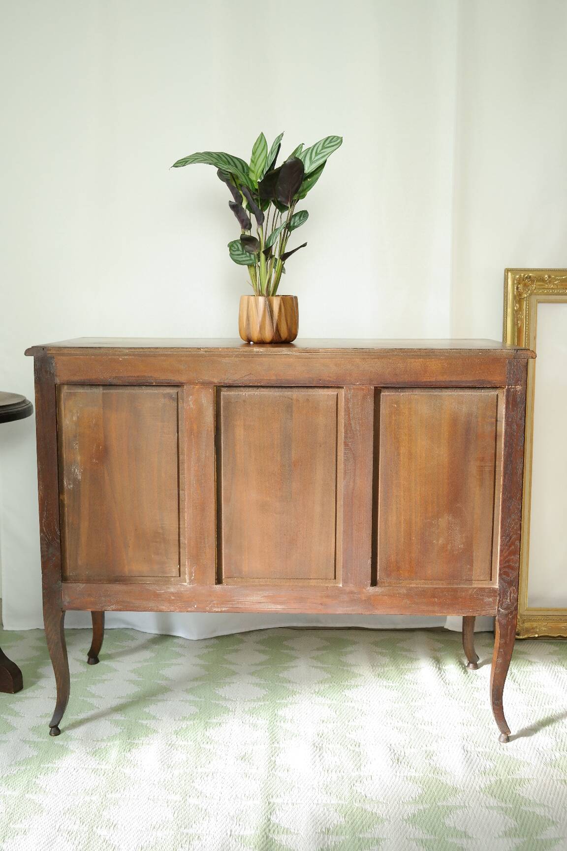 Louis XV style commode in solid oak, 20th century.