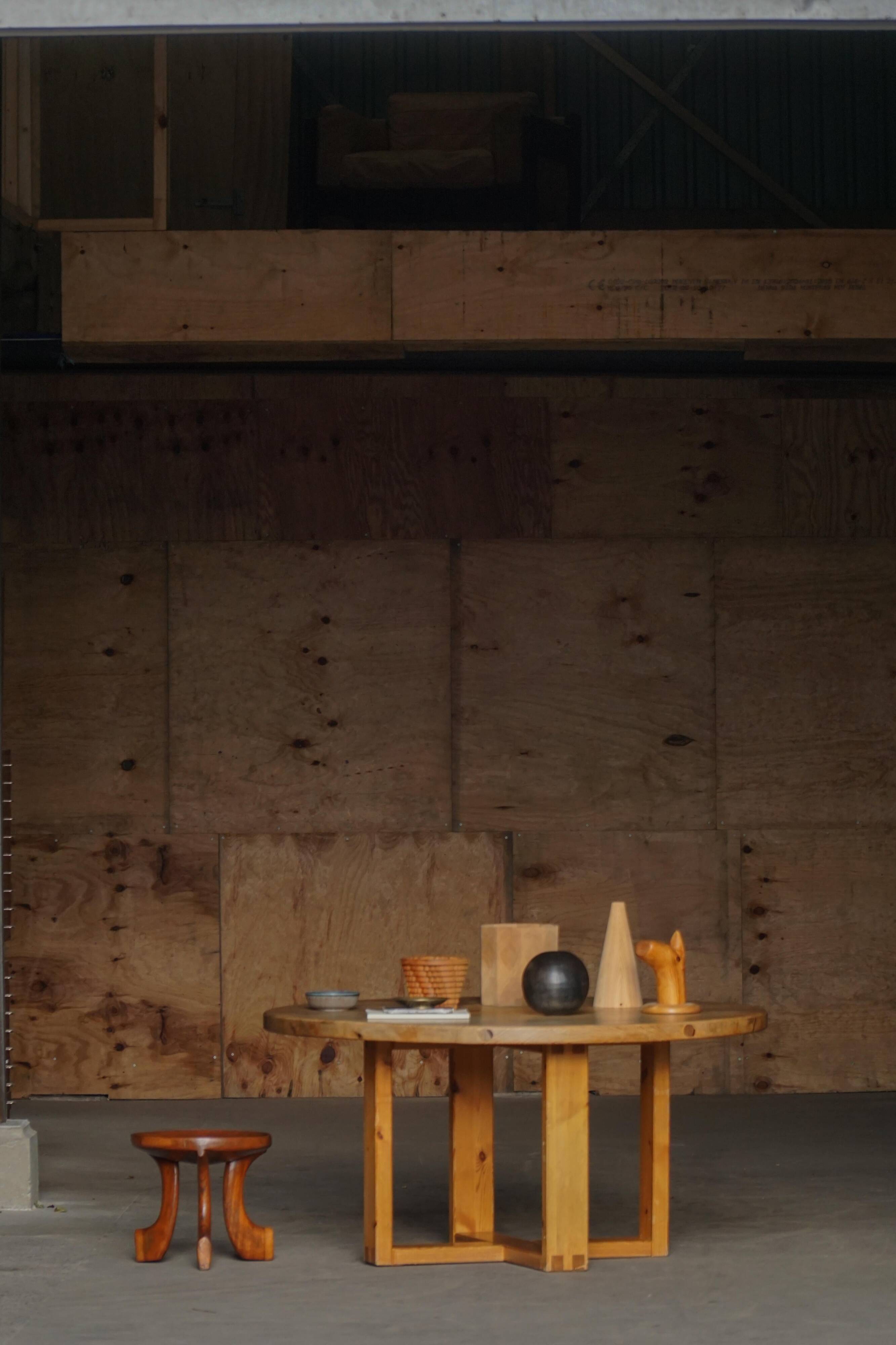 Round table in pine by Roland Wilhelmsson, mid-20th century.