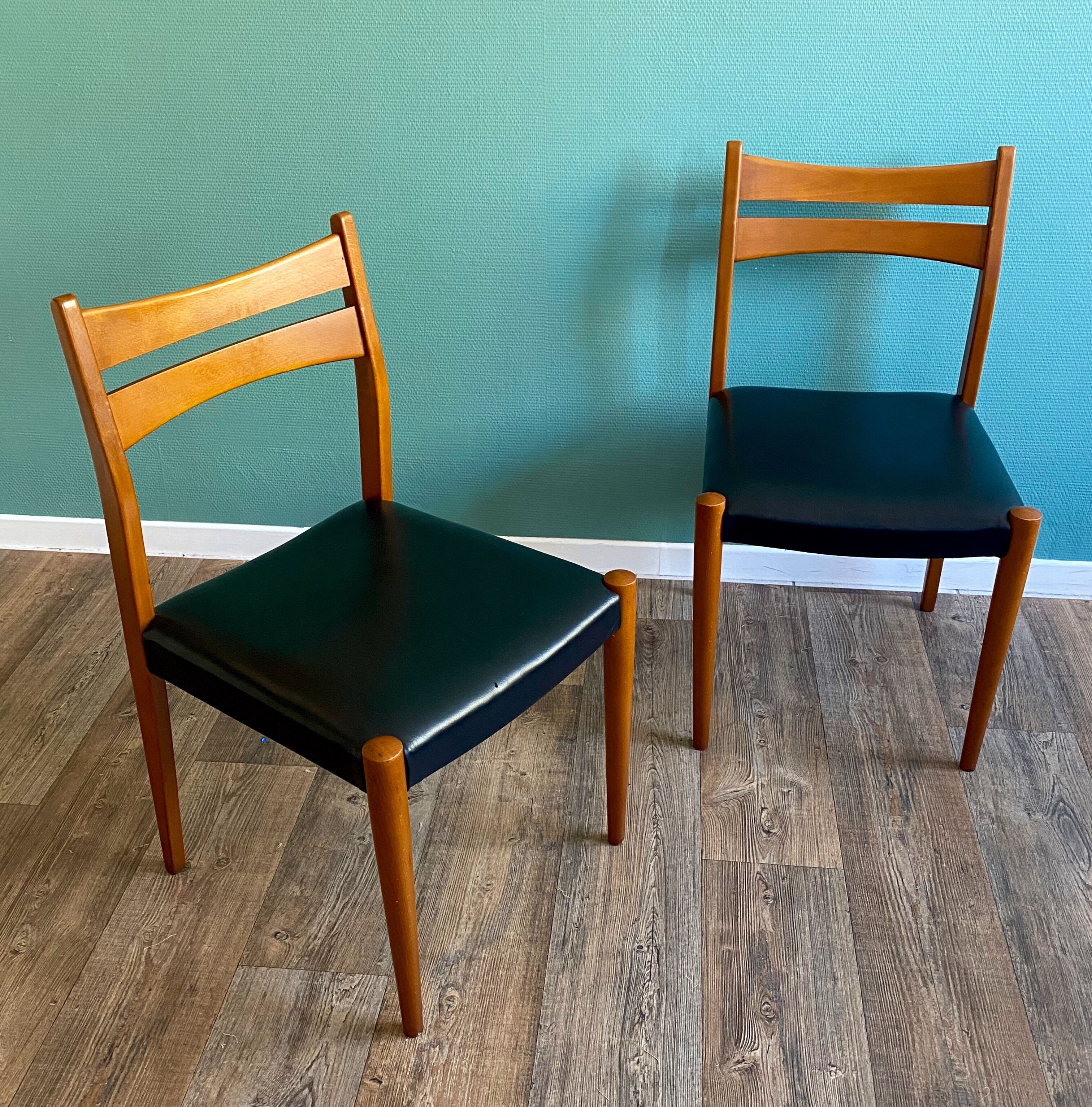 Paire de chaises en hêtre à garniture de skaï noir, vers 1950