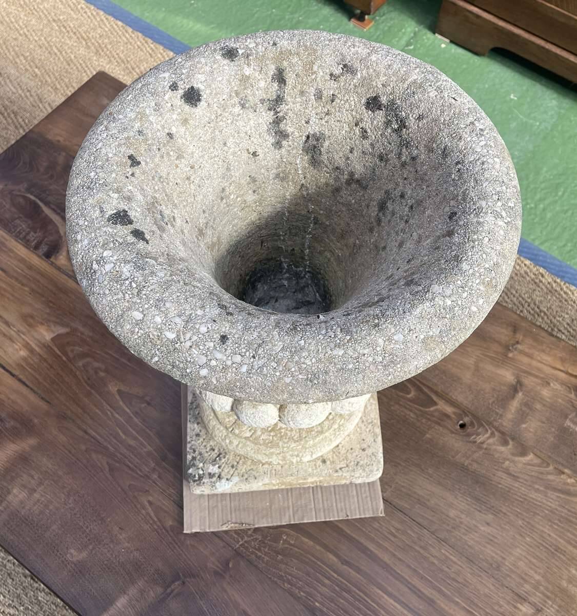 Médicis vase in reconstituted stone from the 1970s.