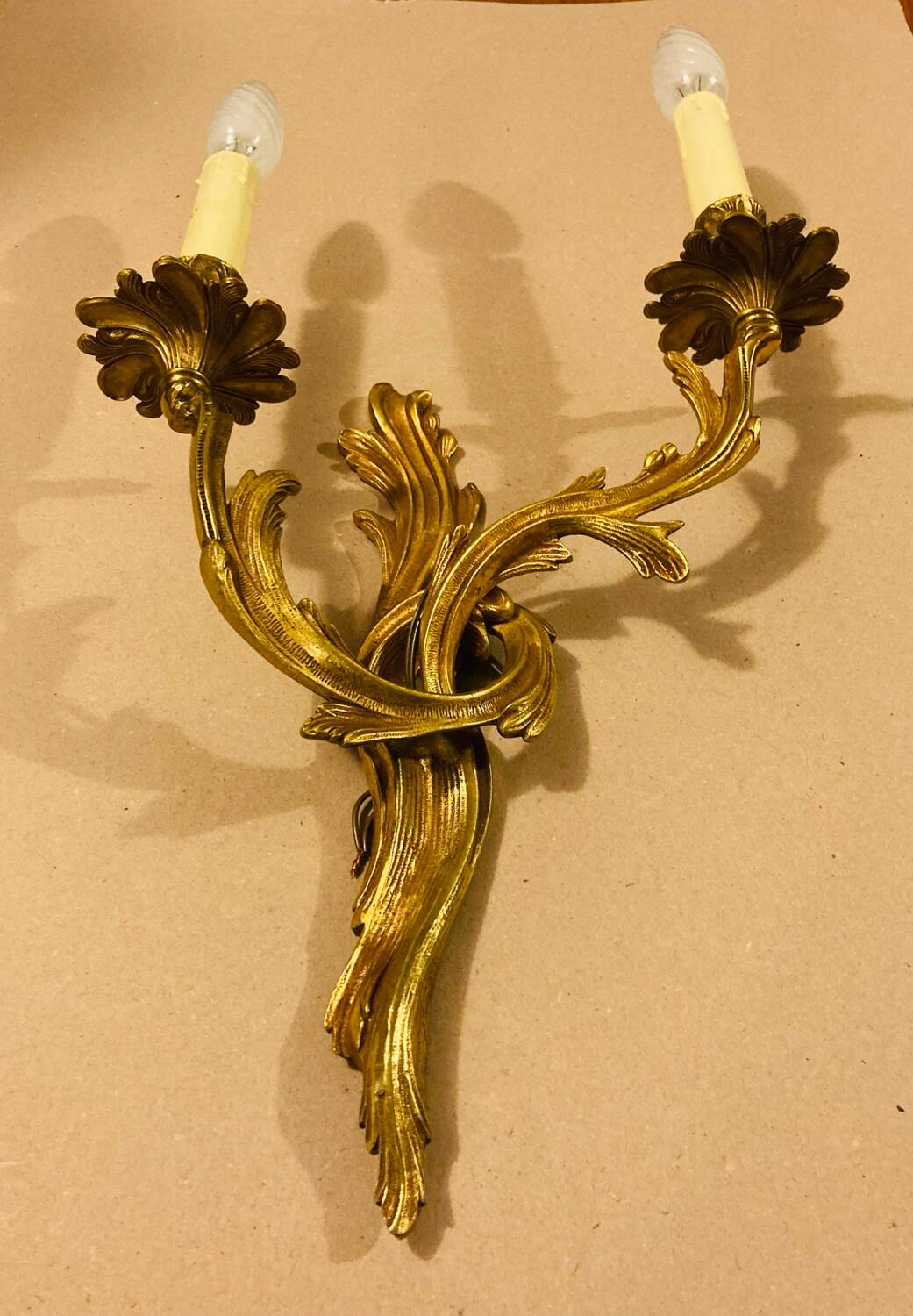 Louis XV Style wall light in gilded bronze from the 20th century decorated with acanthus leaves.