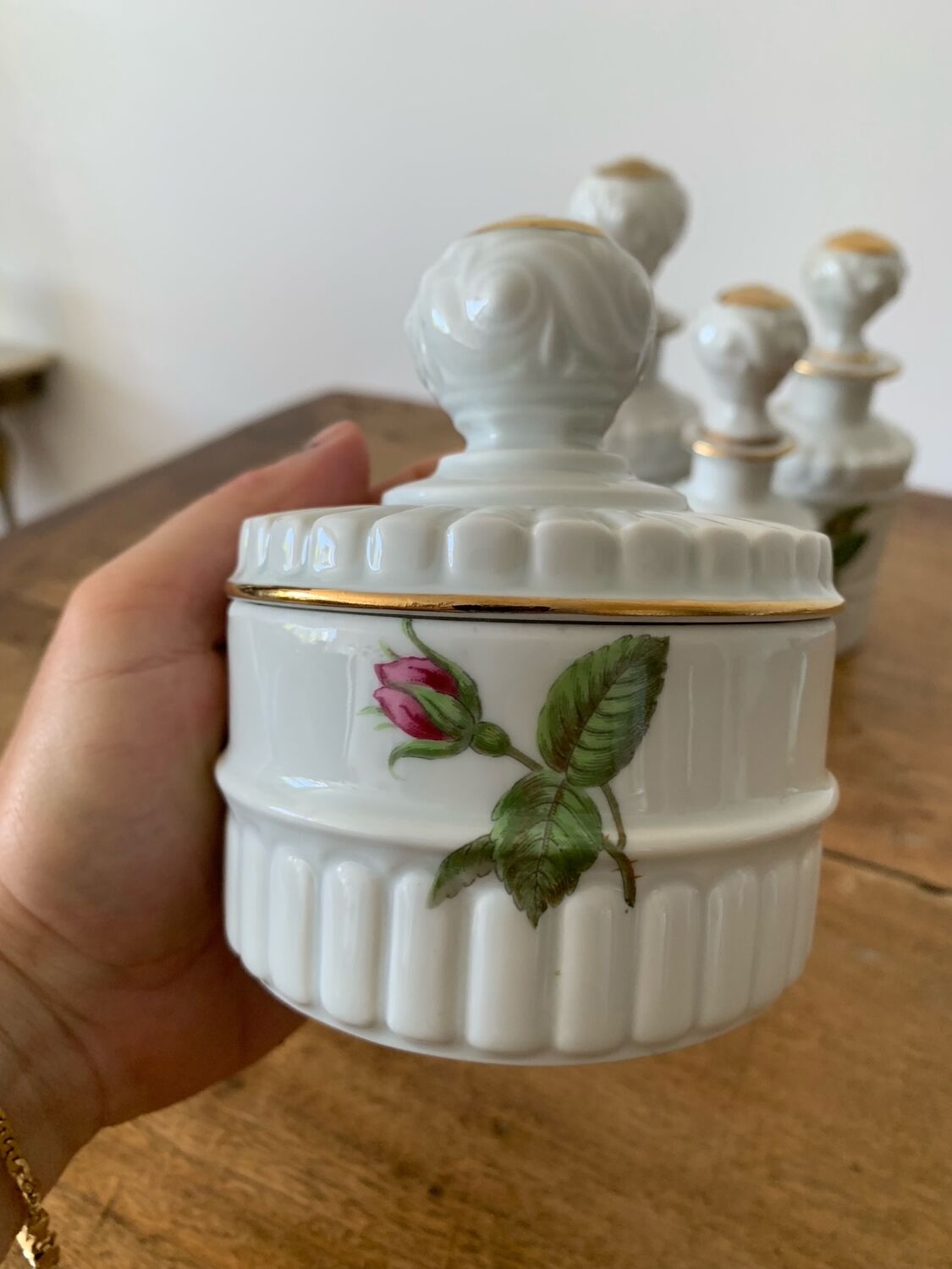 Porcelain set for bathroom