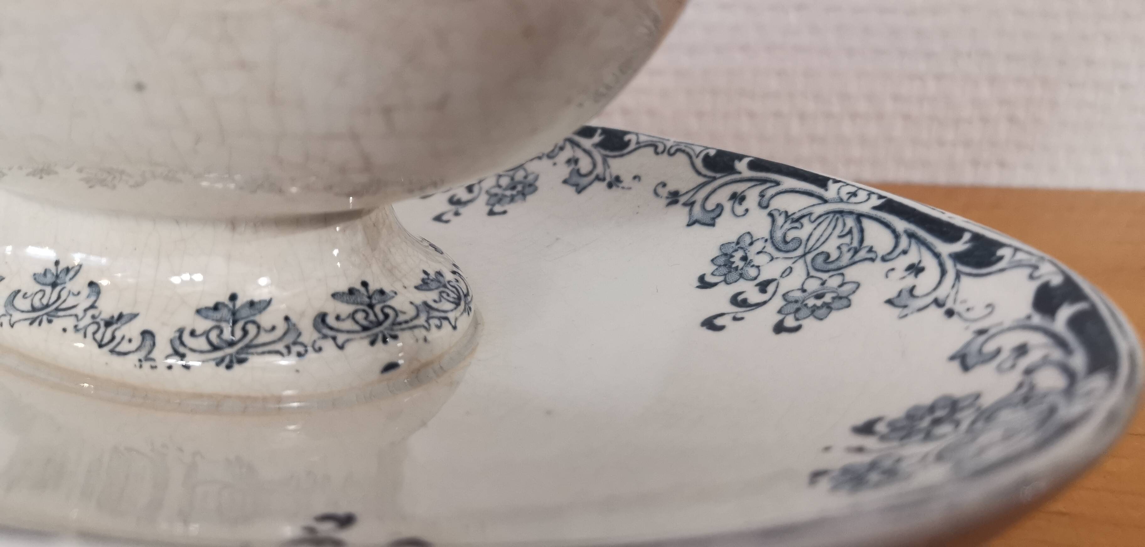 Gravy boat on foot in blue/green iron clay model "Mignon", H & Cie Sarreguemines