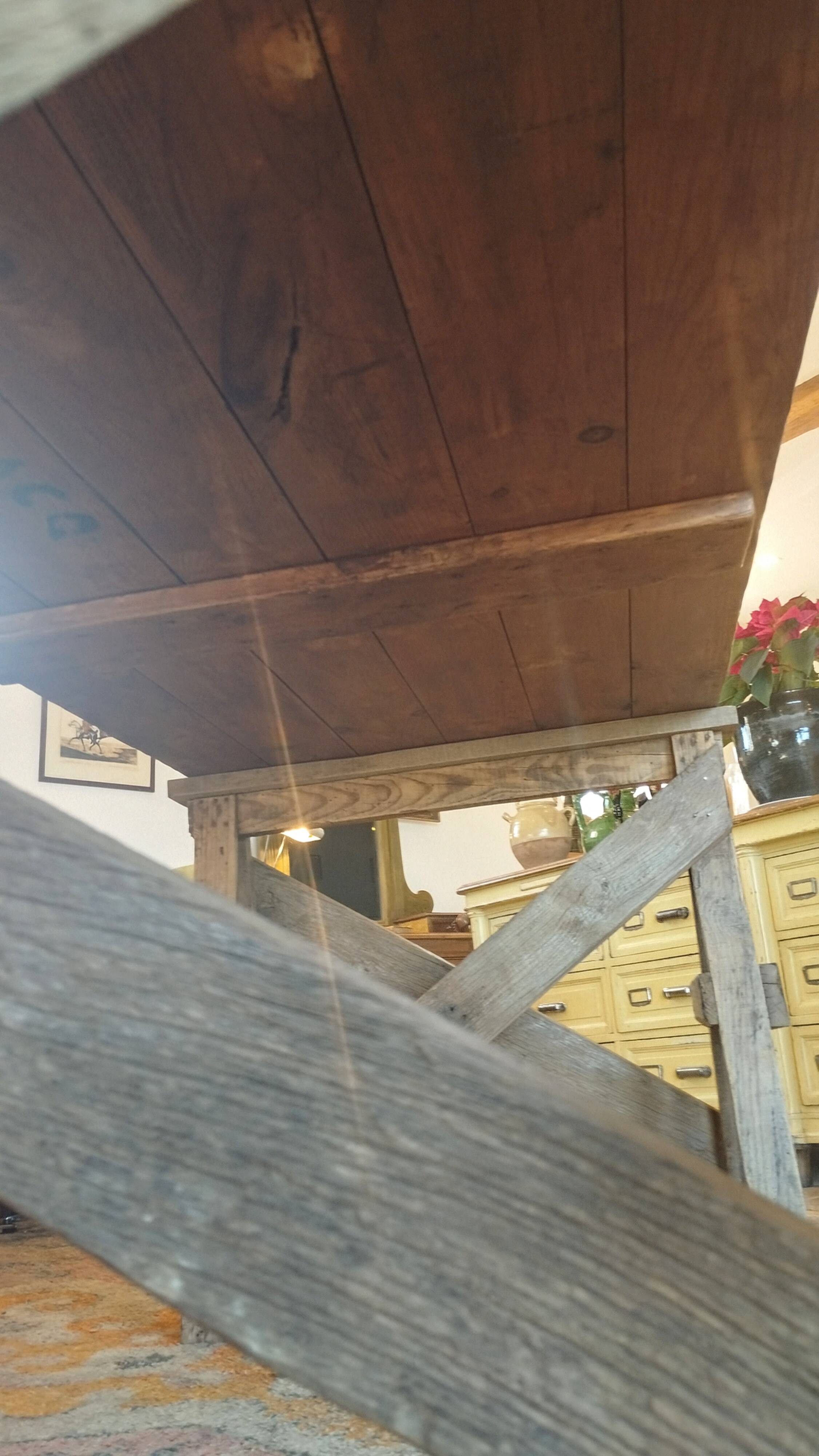 Table de ferme rustique patinée sur de lourds tréteaux