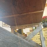 Table de ferme rustique patinée sur de lourds tréteaux