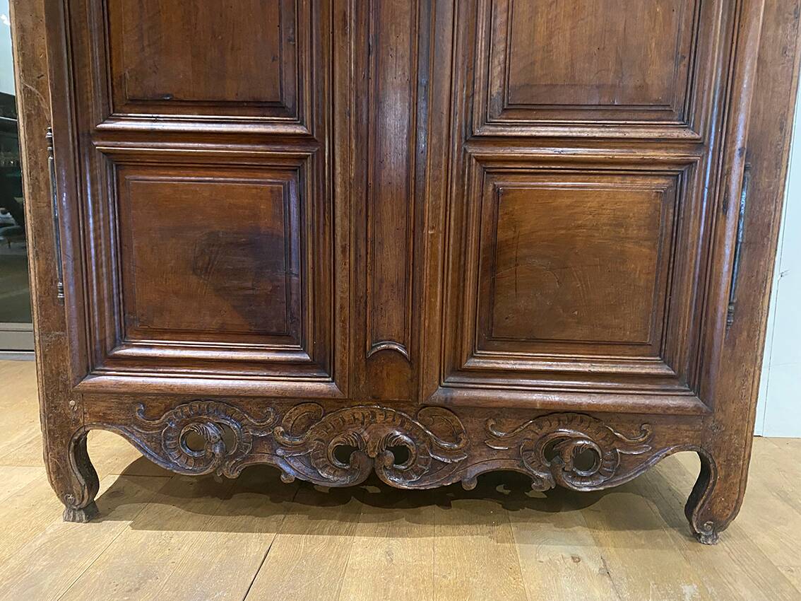 Carved walnut cabinet, Rhône Valley, 18th century