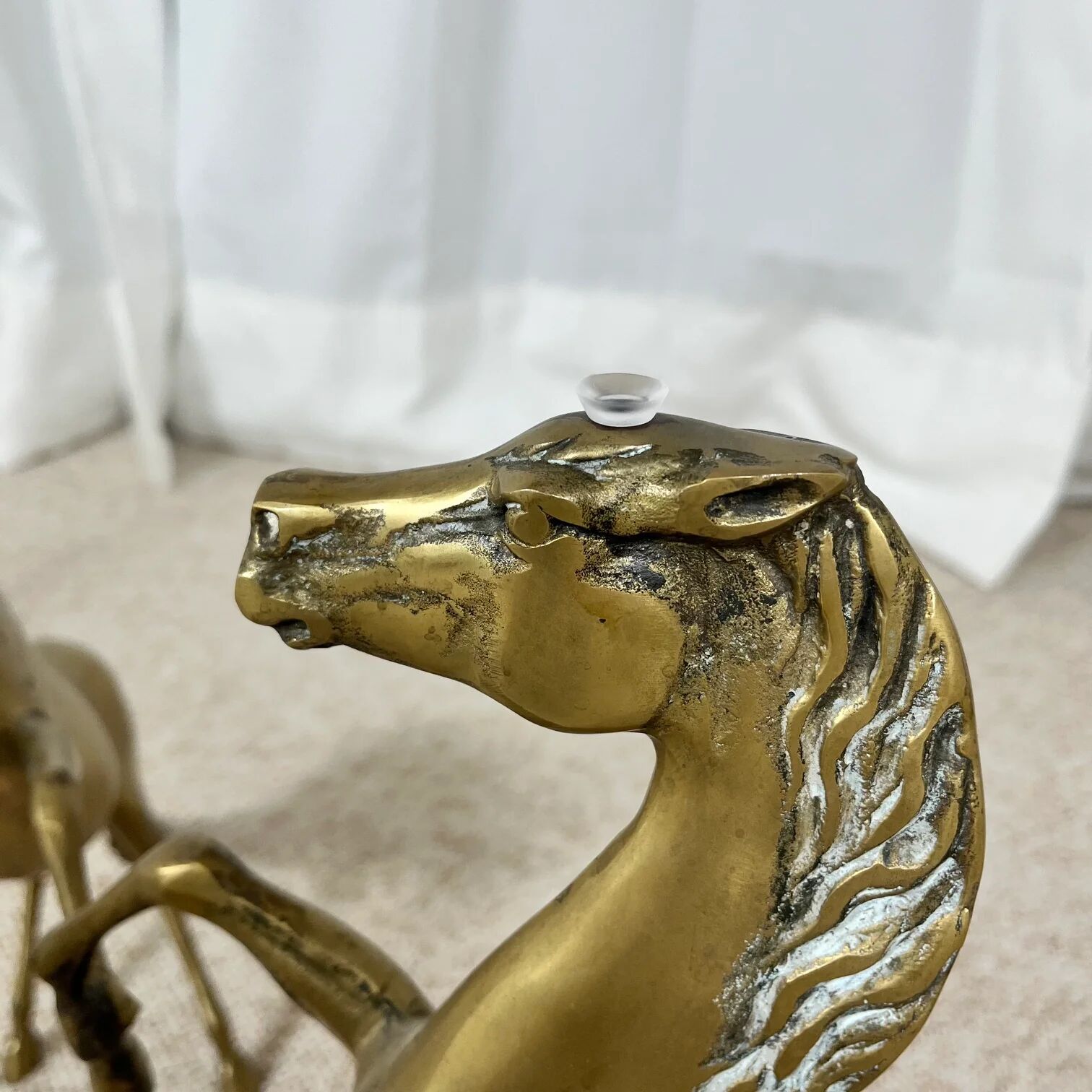 Hollywood Regency style coffee table, 6 patinated brass horses and glass top, 1970.