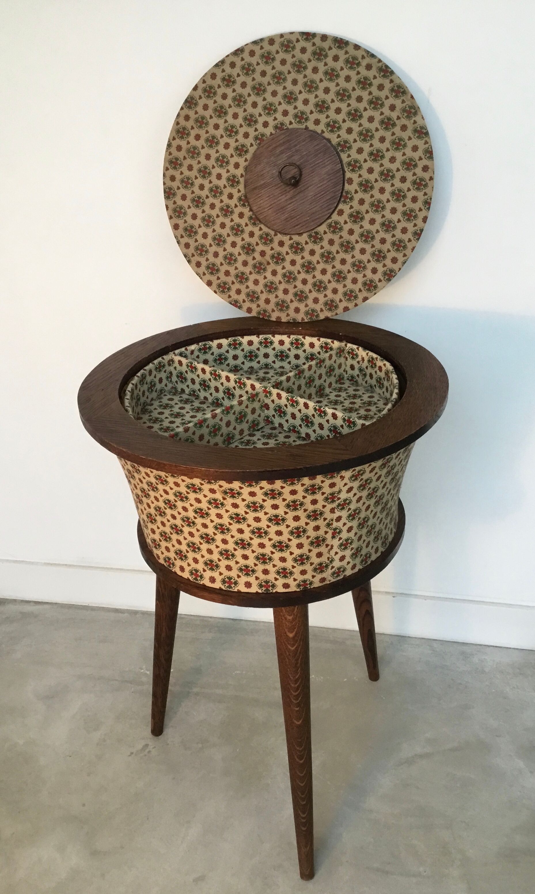 Vintage round tripod worker with tapered feet - 1960