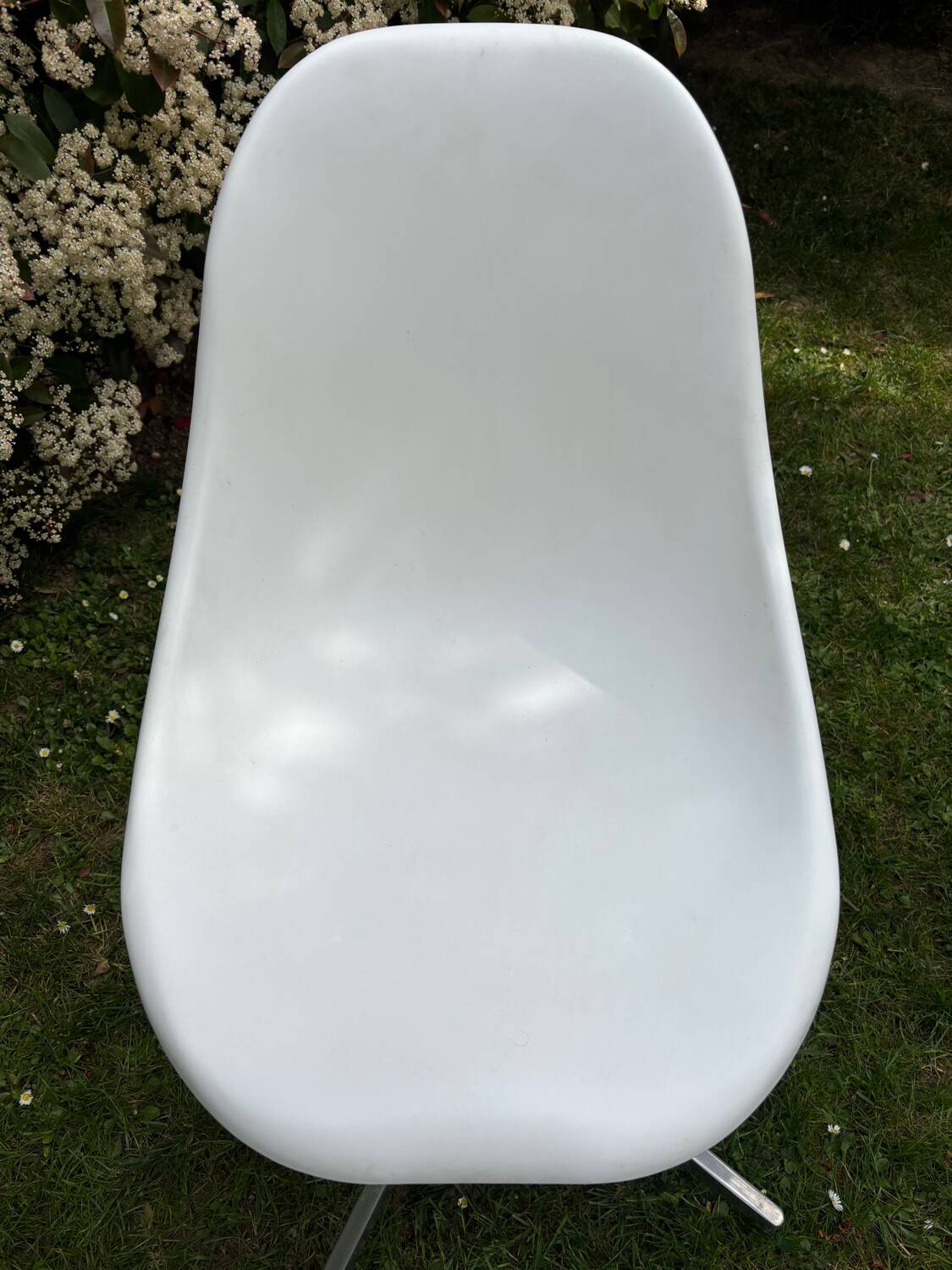 Swivel tulip chair