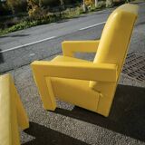 Paire de fauteuils en cuir jaune soleil