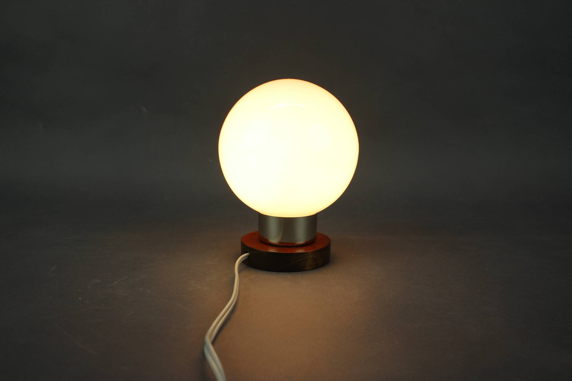 Lampe de table Globe en verre opalin tchèque du milieu du siècle par Pokrok Žilina, années 1960