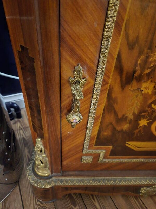 Meuble d’appui en marqueterie de bois précieux, richement décoré d’une marqueterie florale