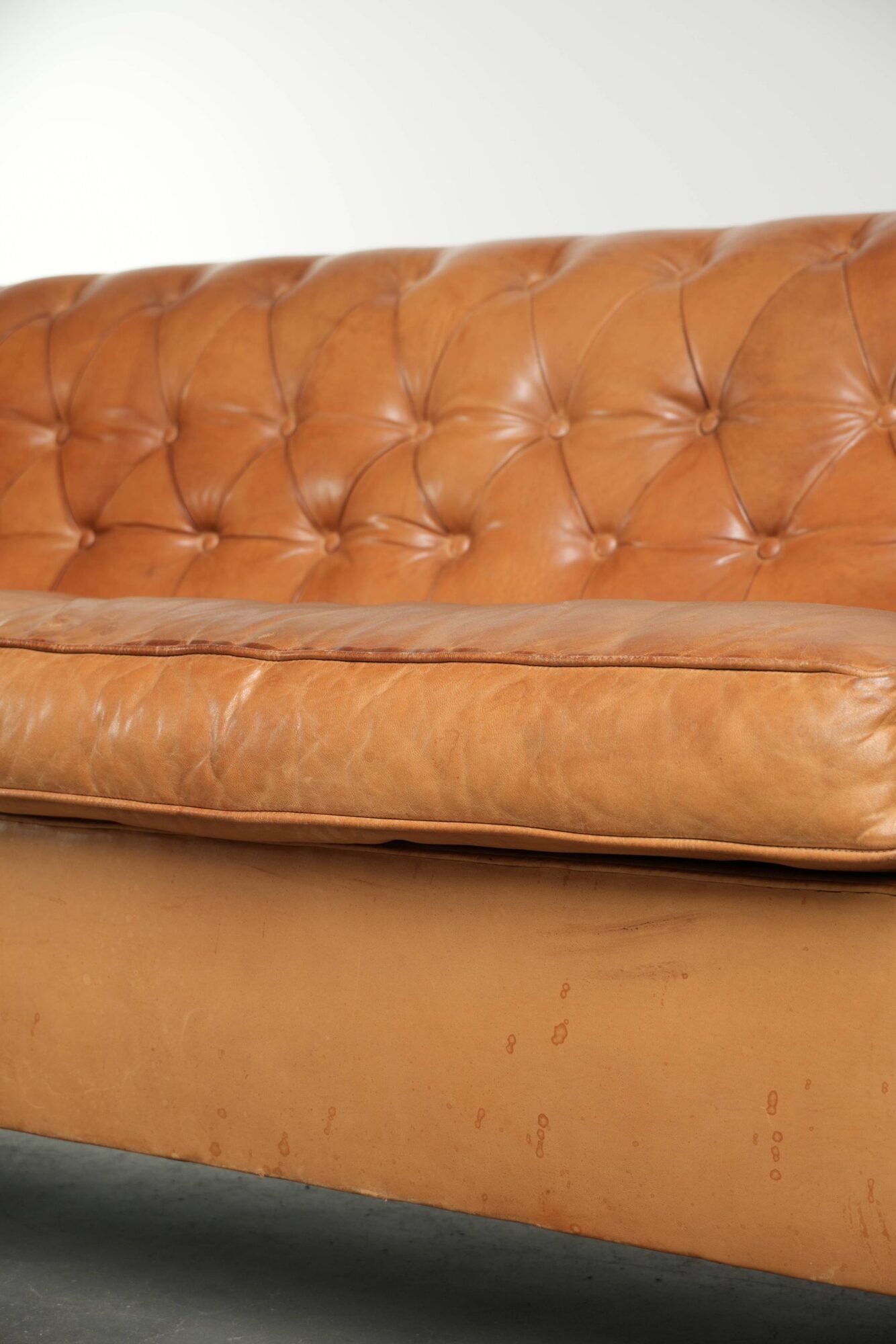 Sheepskin 2.5-seater Chesterfield sofa in a light cognac colour