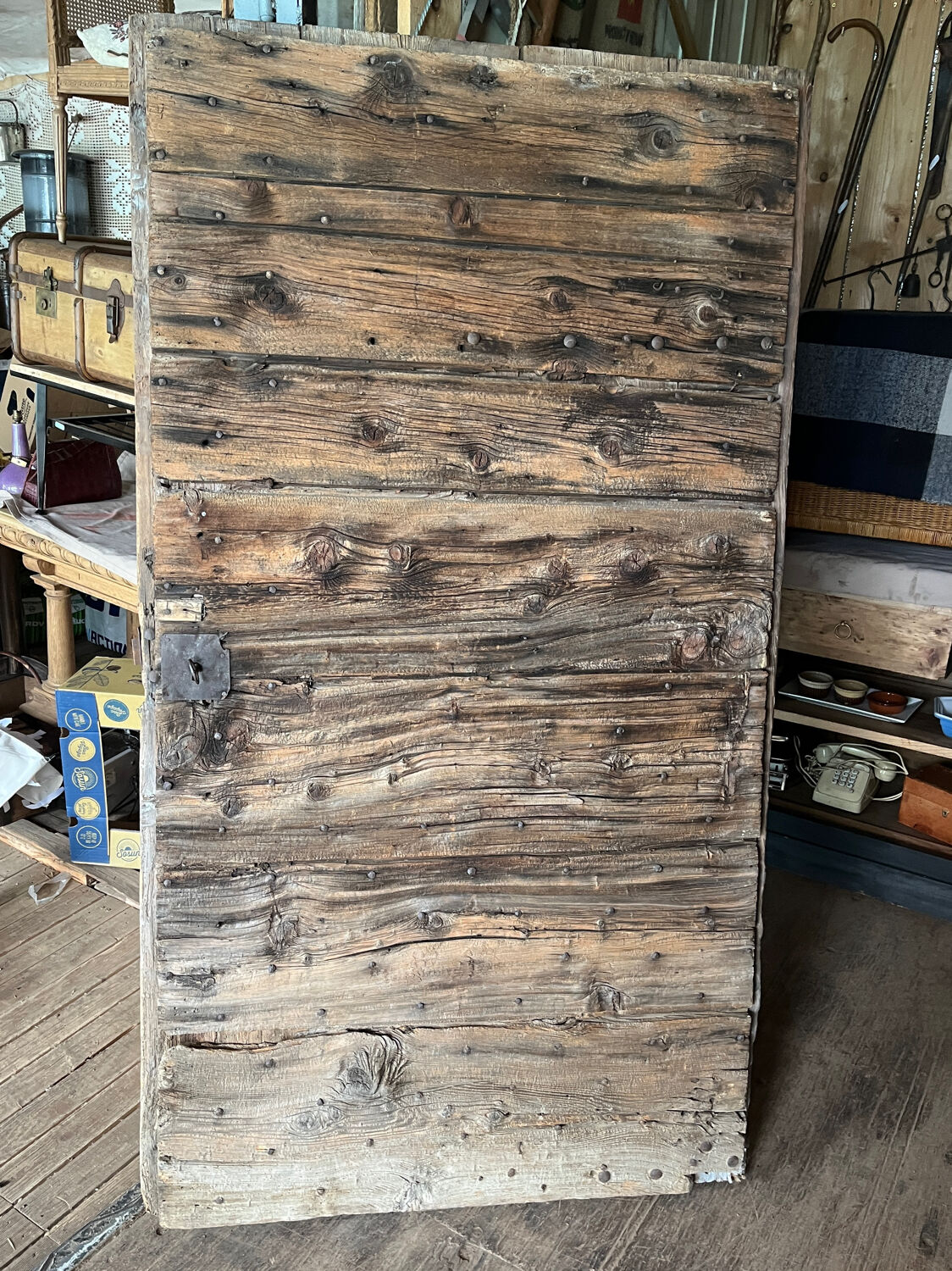 Ancienne porte cloutée