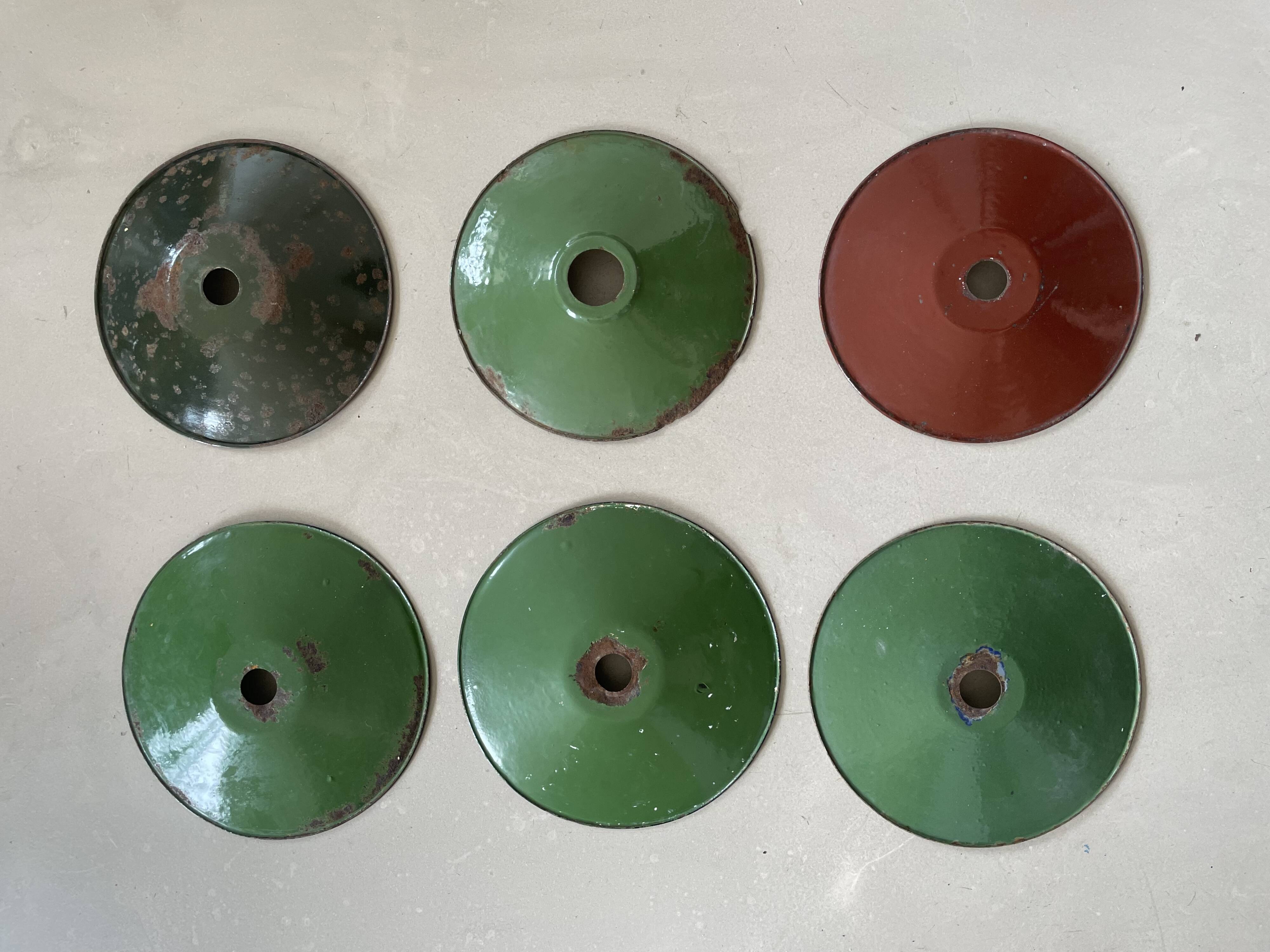 Workshop suspension in old enamelled sheet metal