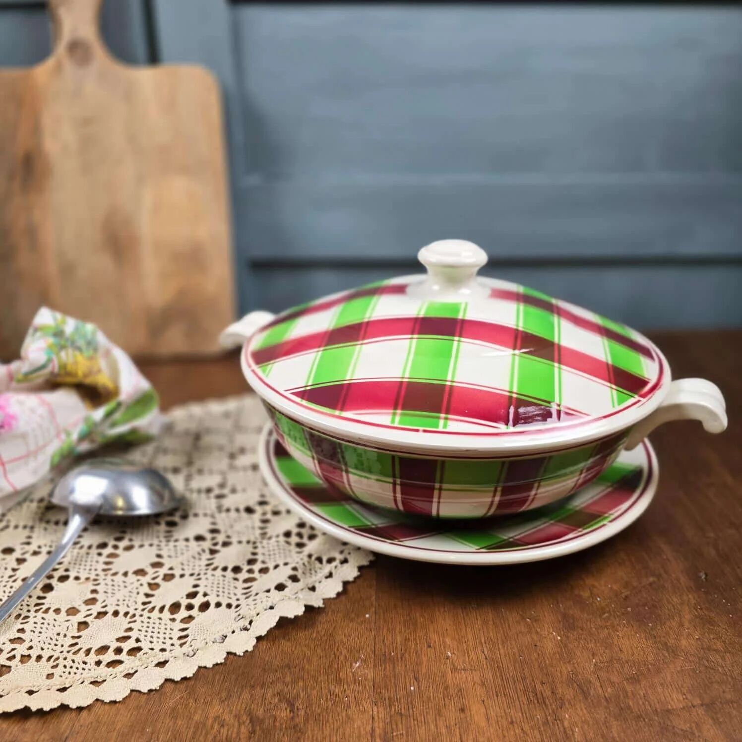 Soup tureen and dish set from Sarreguemines and Digoin, Sousse model, Scottish decoration.