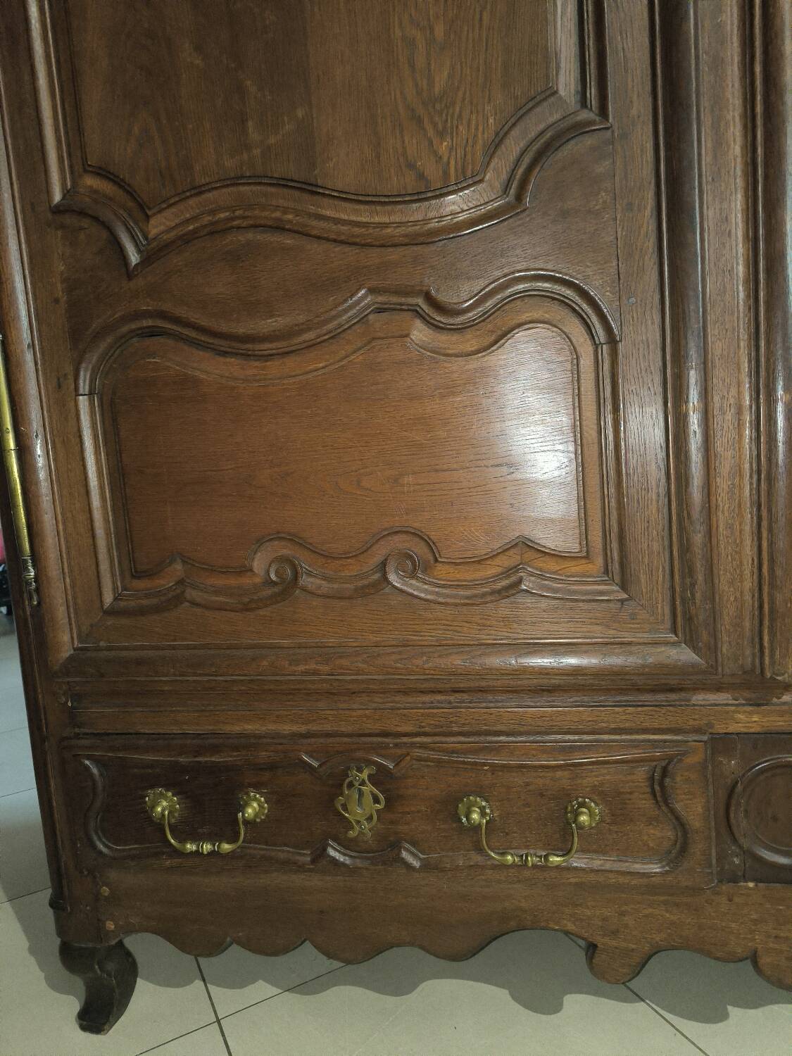 Lorraine wardrobe in solid oak from the 18th century.