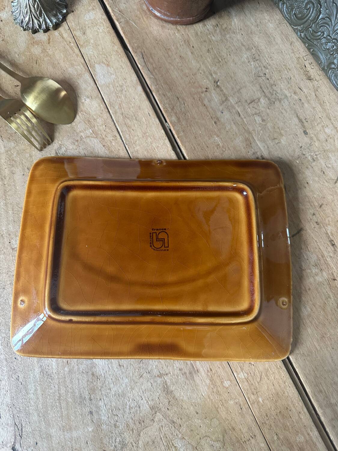 Petit plat à asperges en barbotine